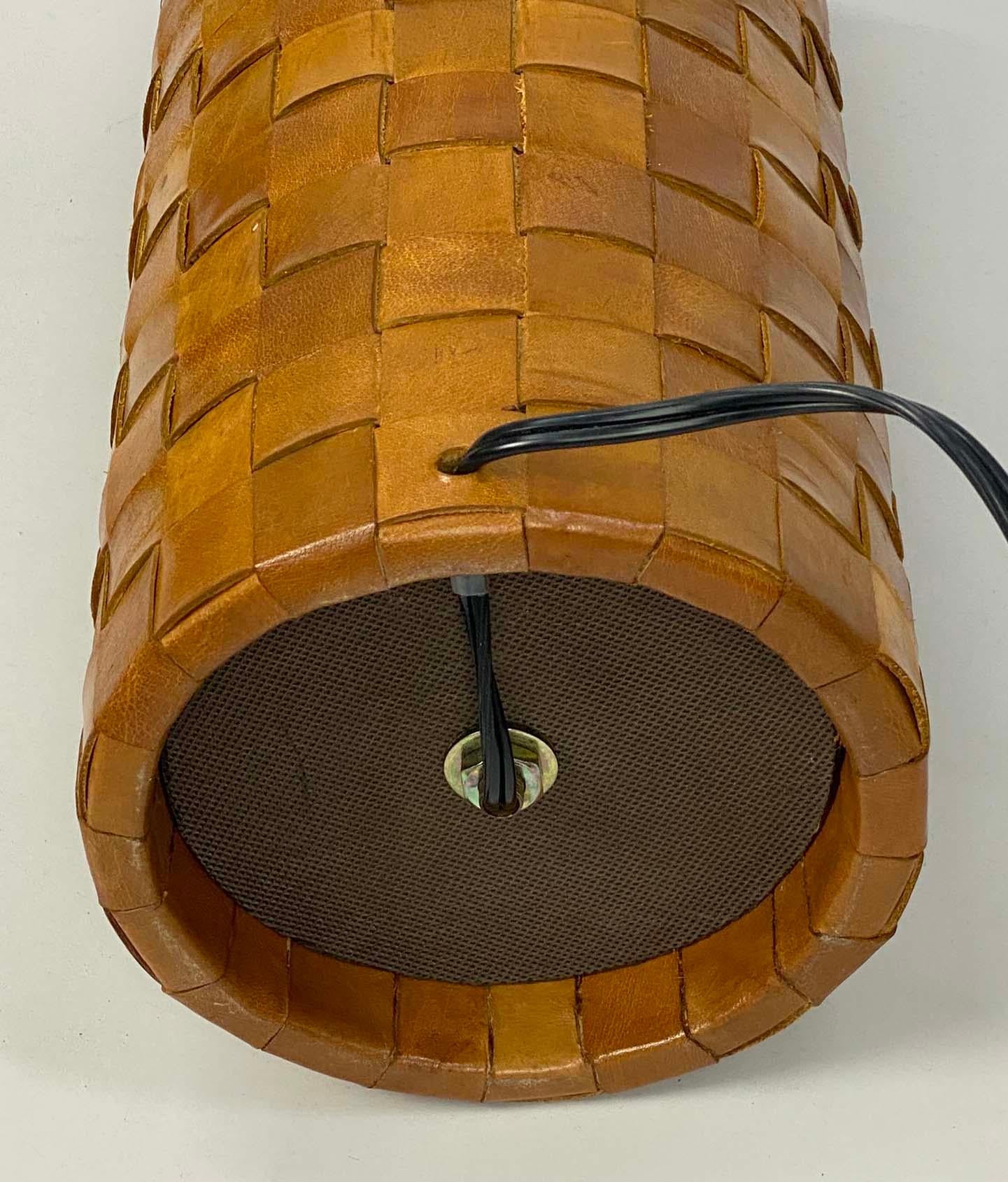 Preciosa lámpara de mesa vintage de cuero tejido Latón en venta