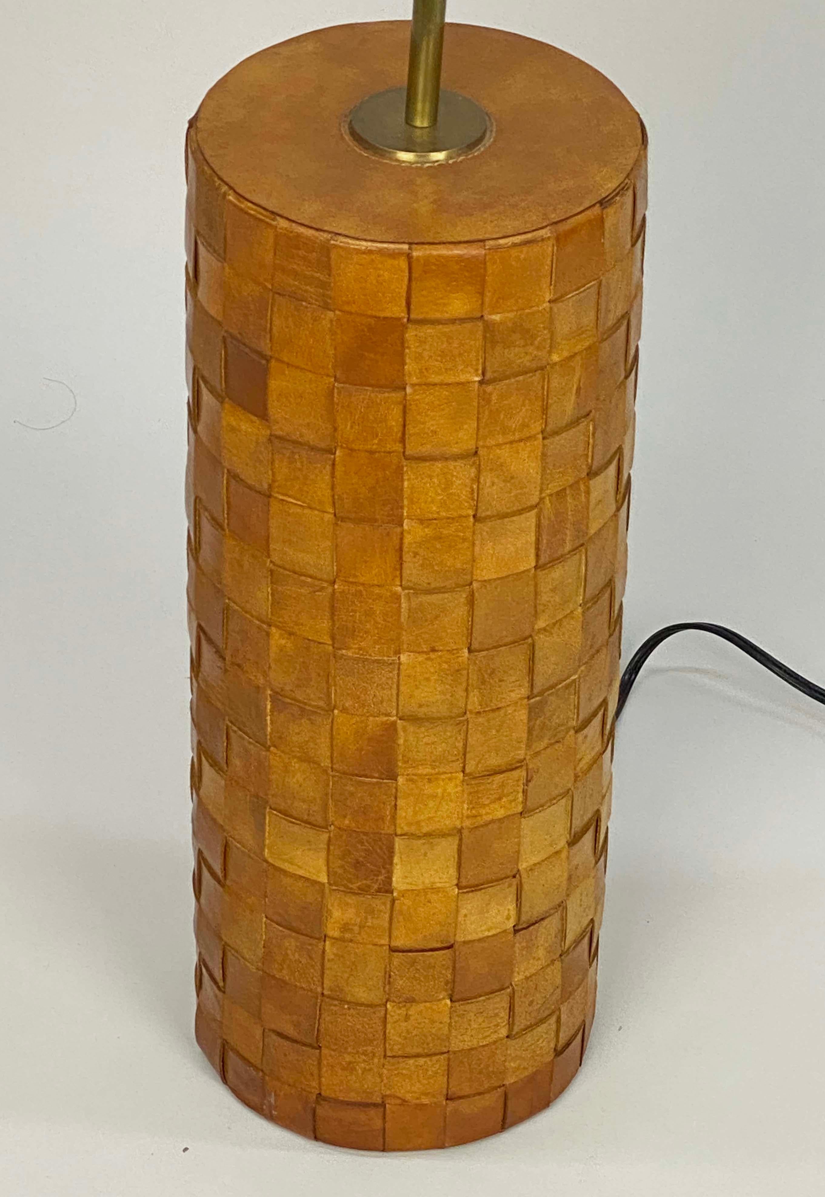 Preciosa lámpara de mesa vintage de cuero tejido en venta 1