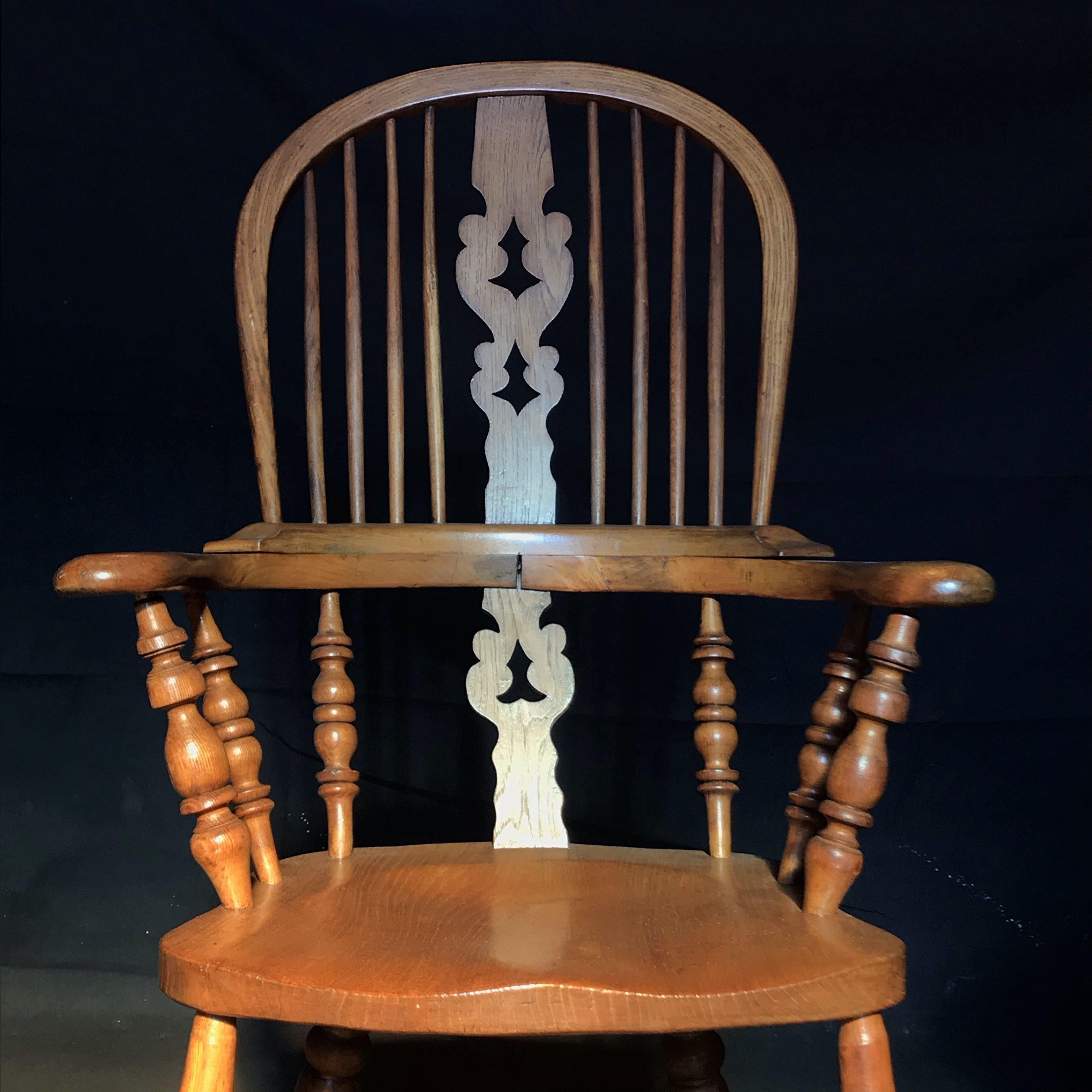 Fauteuil Windsor en noyer du début du 20e siècle, avec pieds et brancards tournés, bien figuré et très confortable. La chaise Windsor est considérée comme l'un des grands classiques du mobilier de campagne anglais. Fabriqué par des artisans de