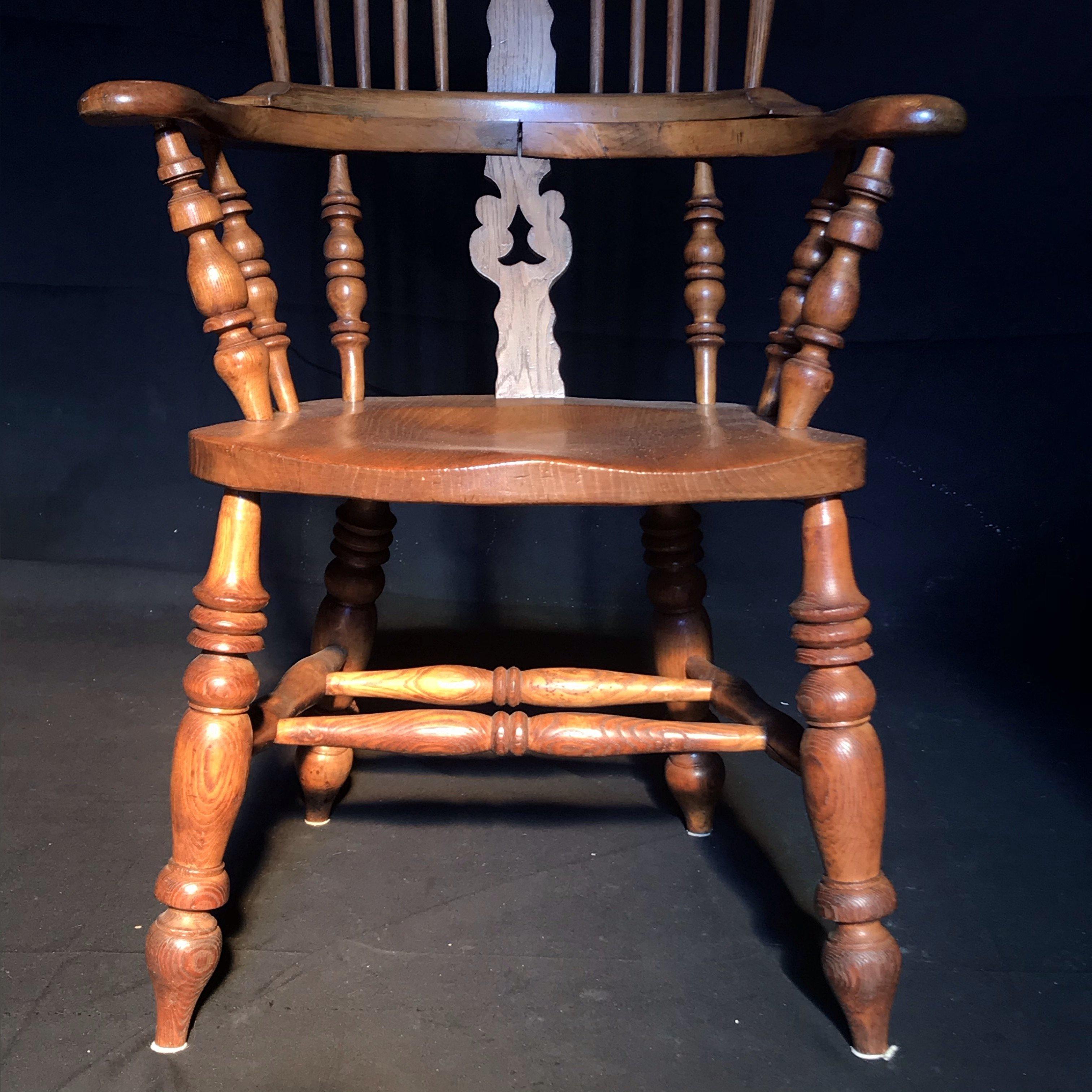 Schöner britischer Windsor-Sessel aus Nussbaumholz im Zustand „Gut“ im Angebot in Hopewell, NJ