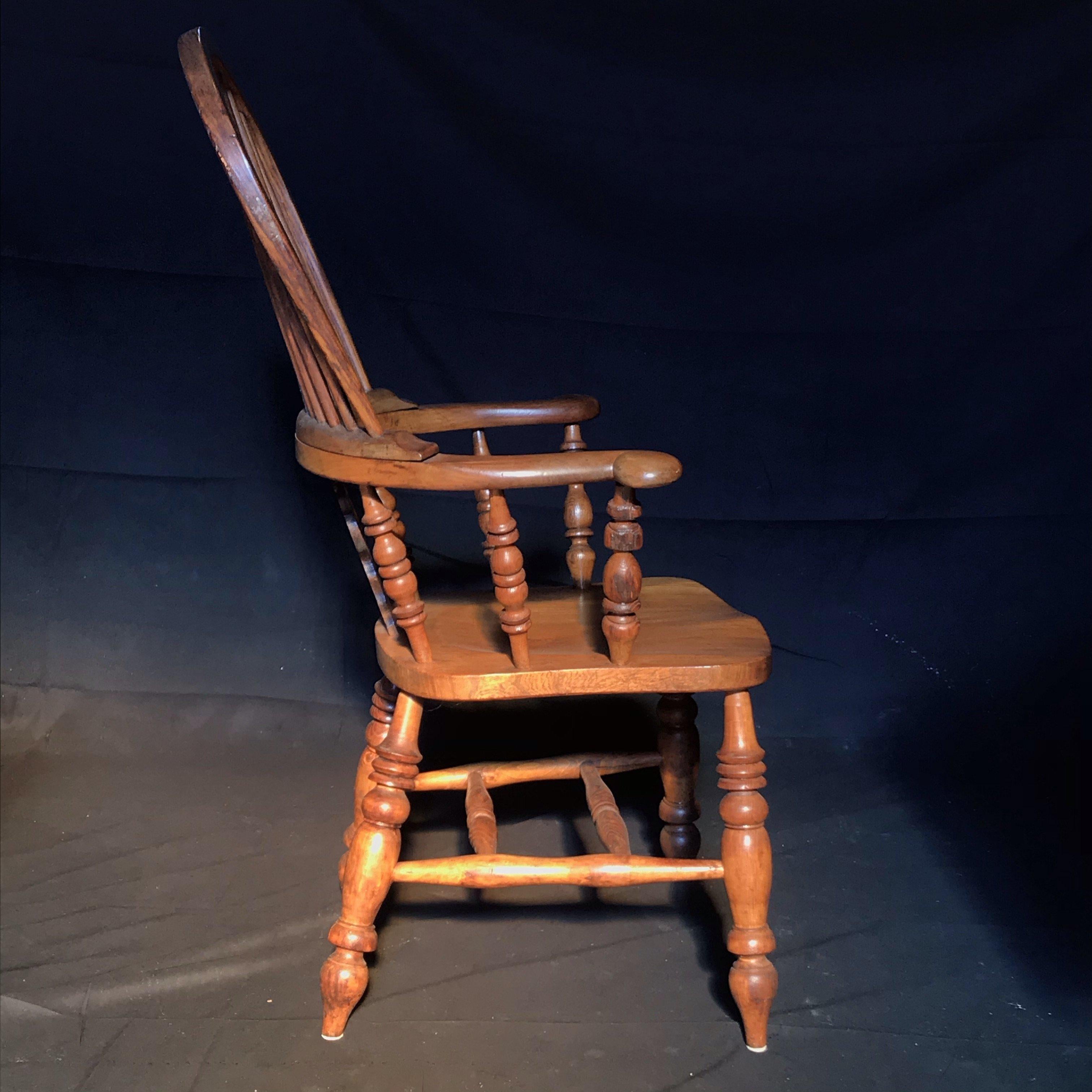Schöner britischer Windsor-Sessel aus Nussbaumholz im Angebot 1