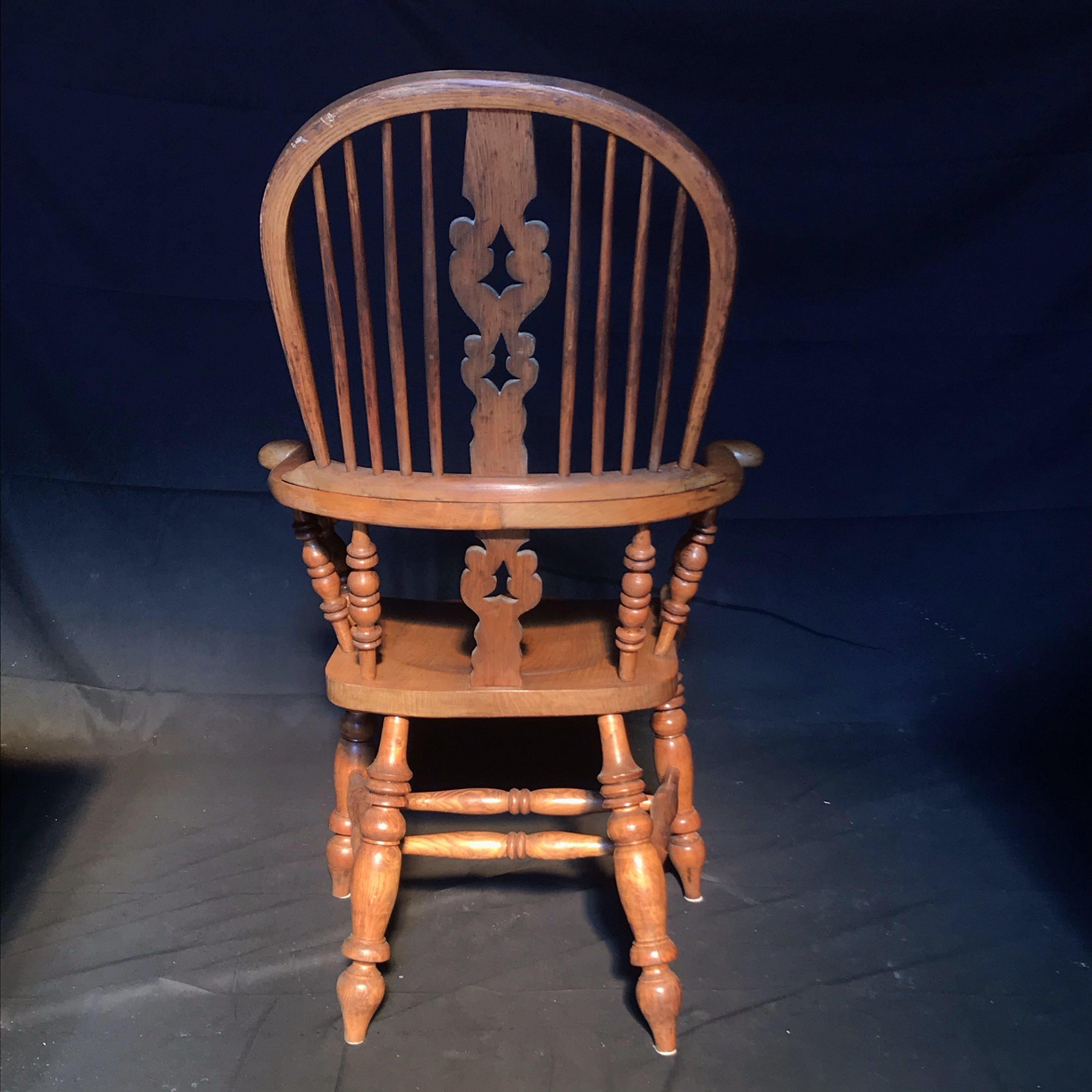 Handsome Walnut British Windsor Armchair For Sale 3