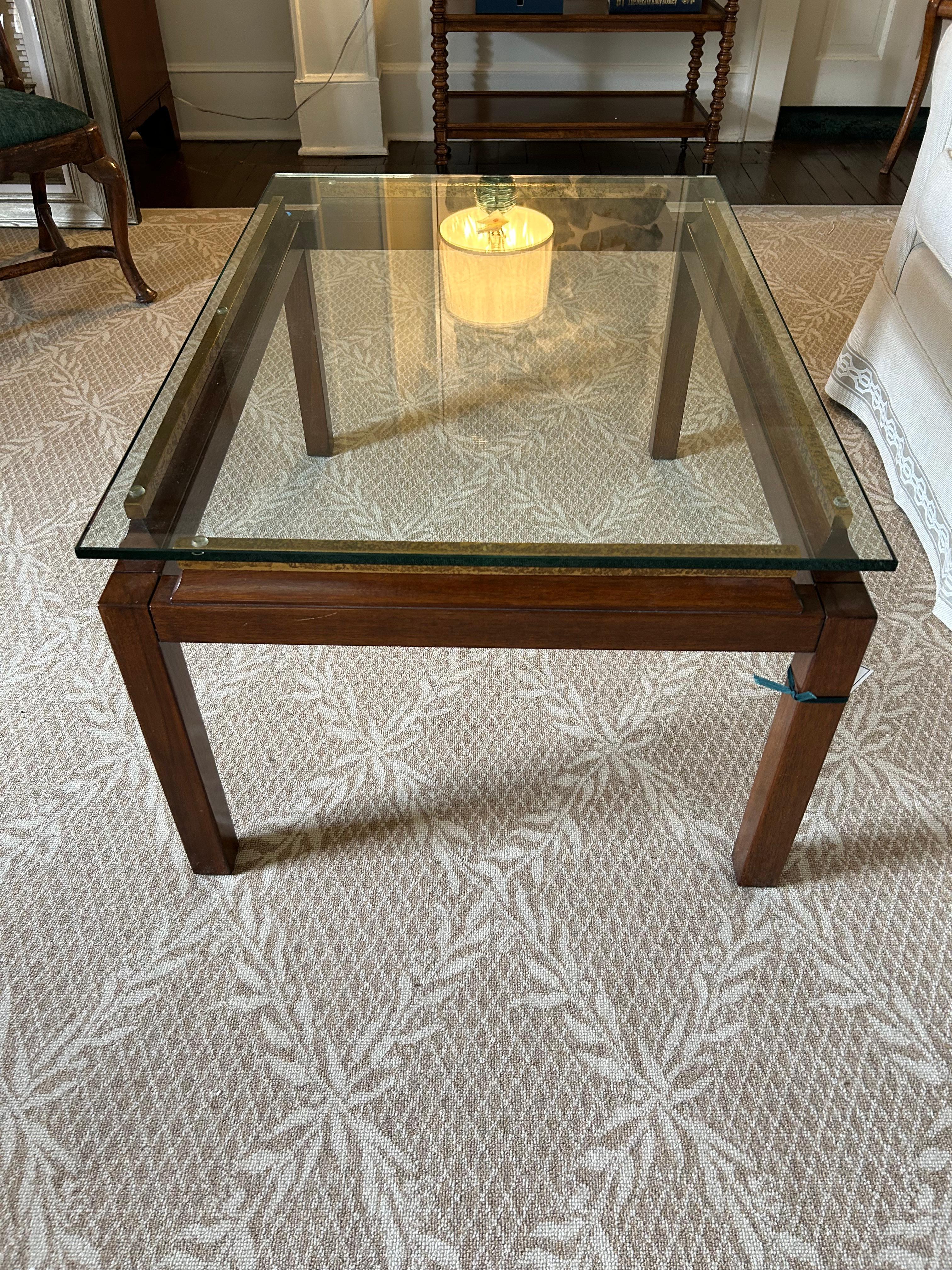 Belle table basse en bois et laiton avec plateau en verre flottant en vente 5