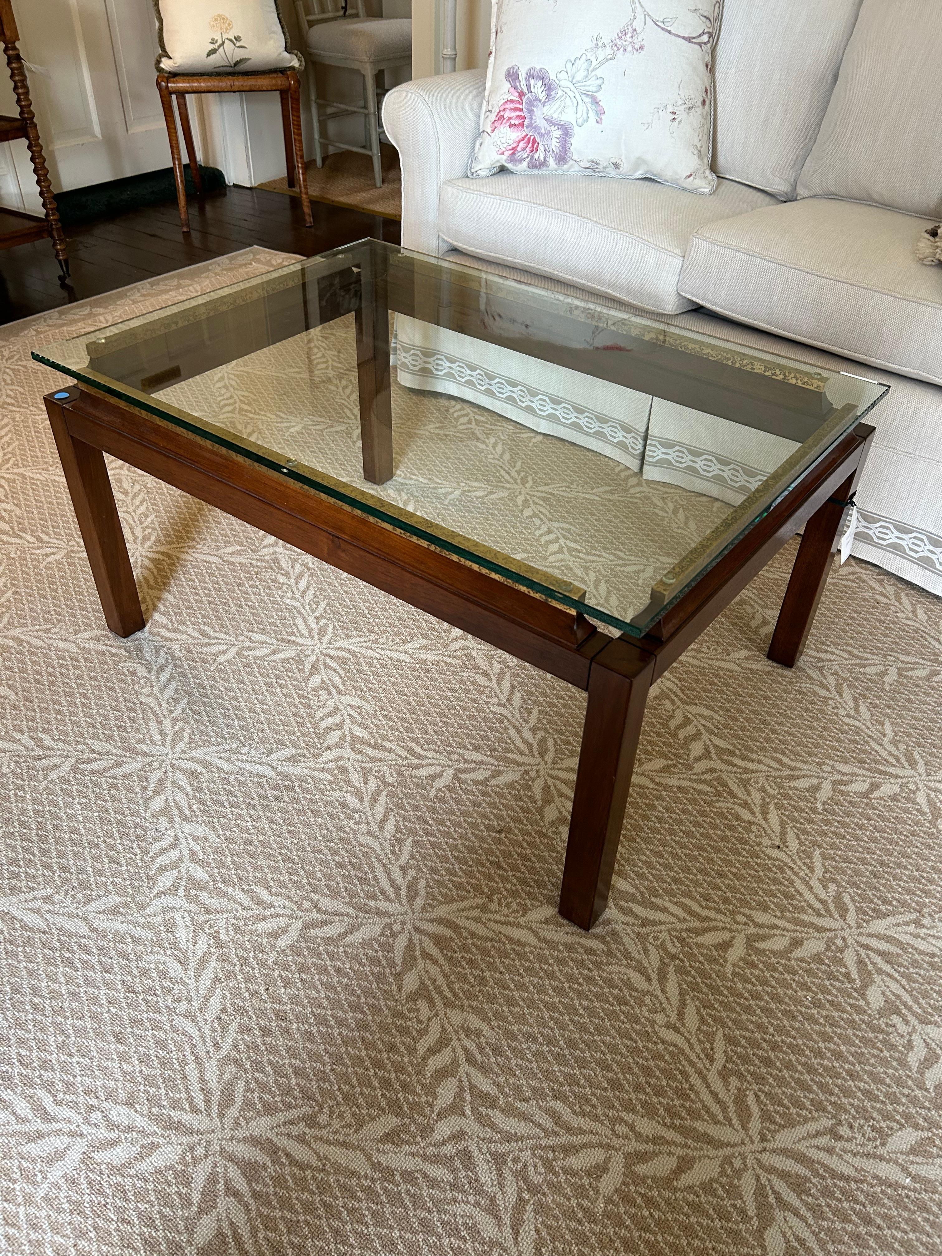 Belle table basse en bois et laiton avec plateau en verre flottant en vente 6