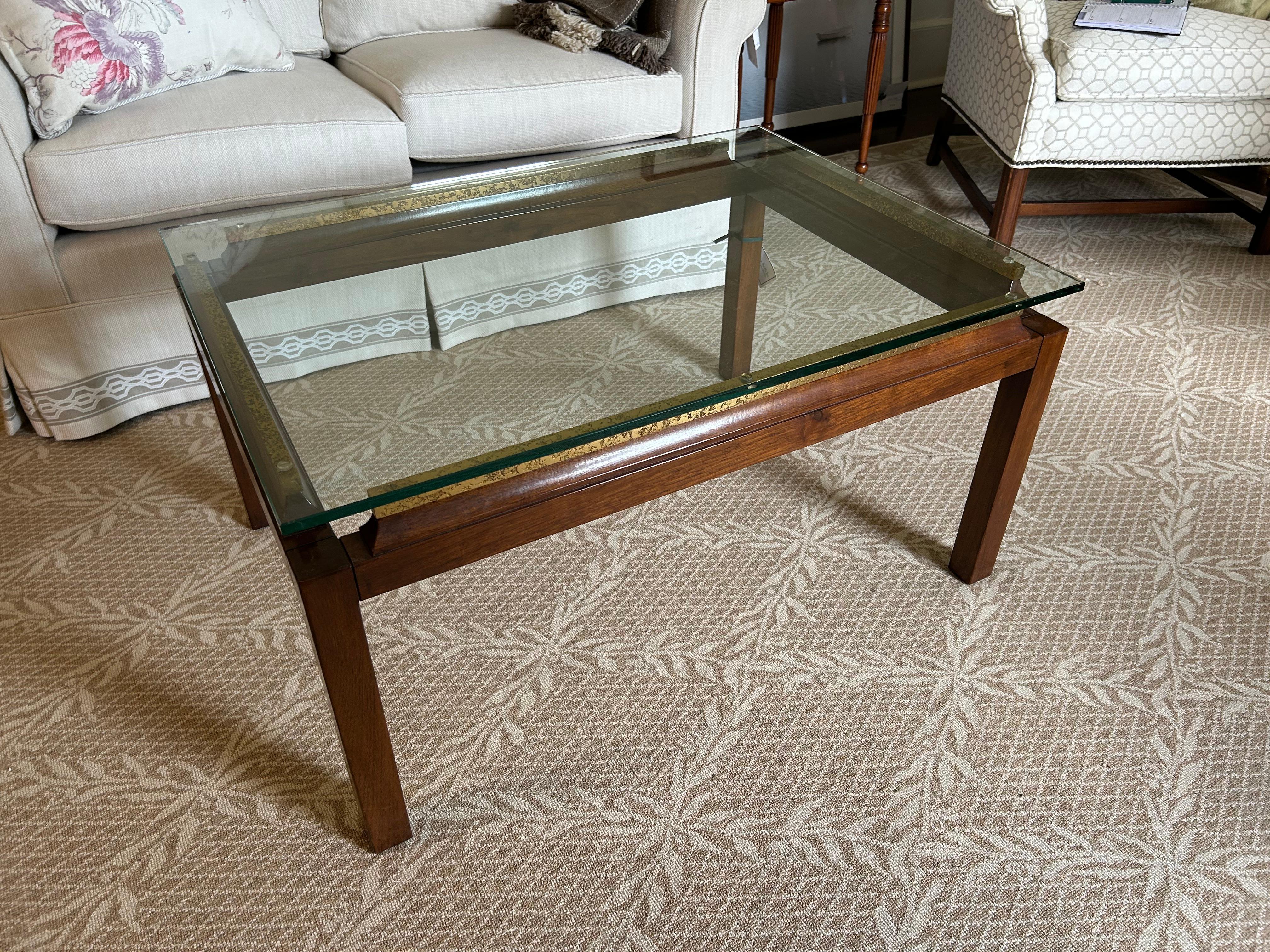 Belle table basse en bois et laiton avec plateau en verre flottant Bon état - En vente à Hopewell, NJ