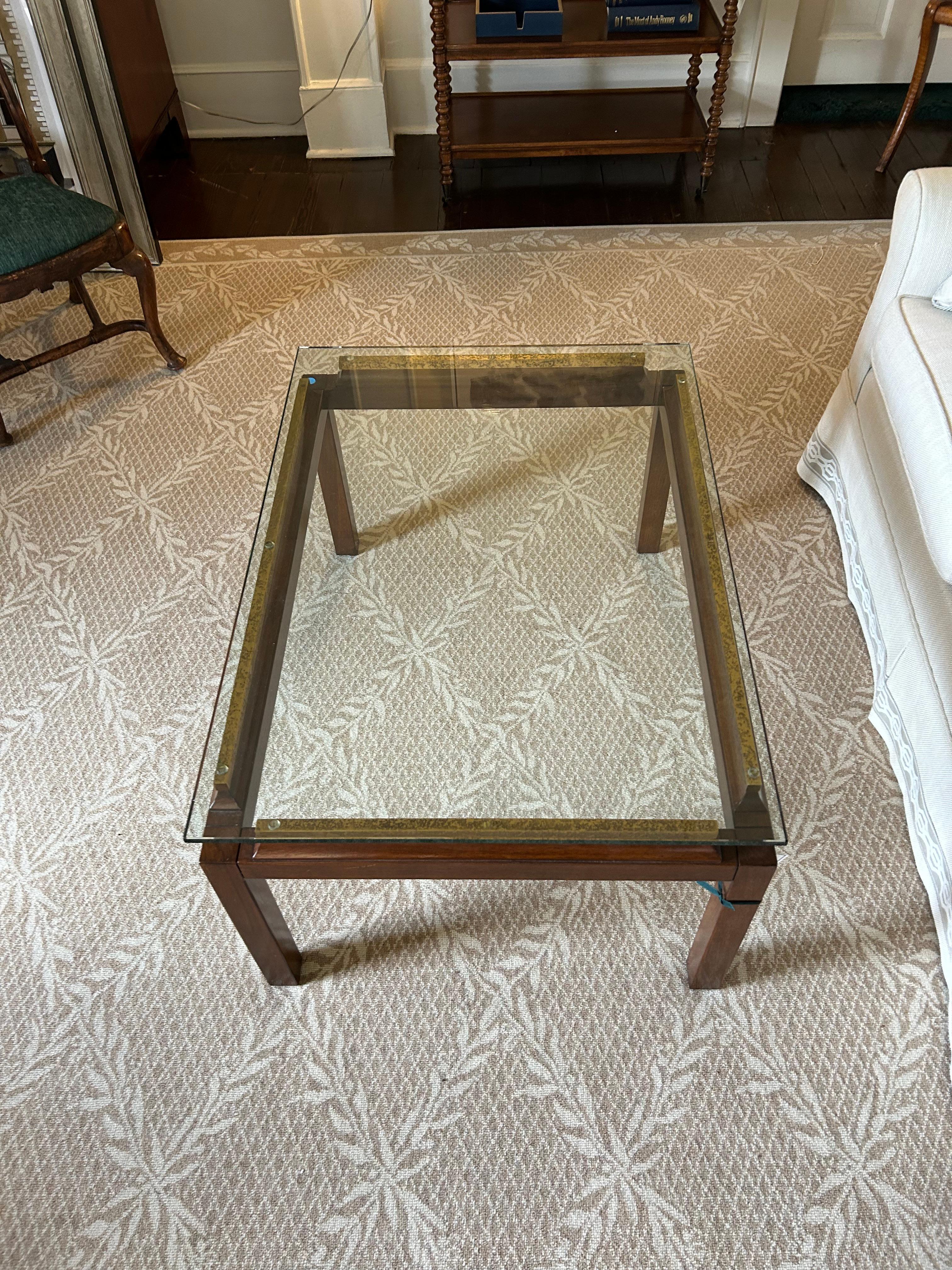 Fin du 20e siècle Belle table basse en bois et laiton avec plateau en verre flottant en vente