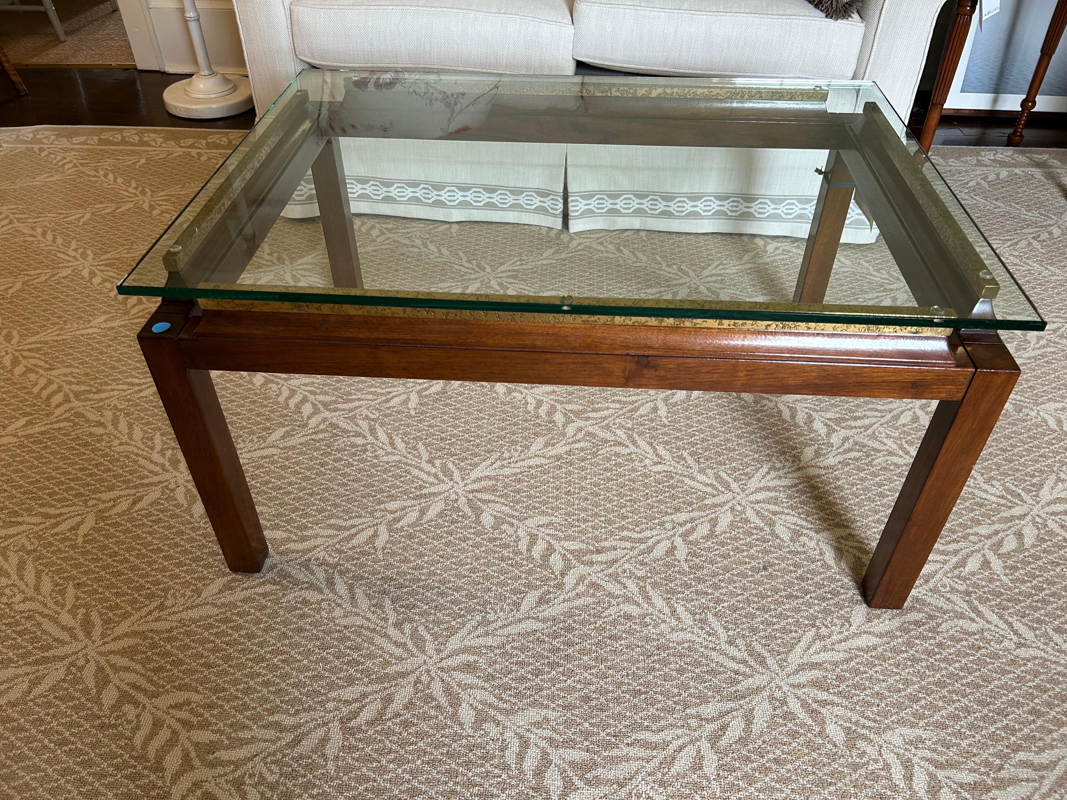 Laiton Belle table basse en bois et laiton avec plateau en verre flottant en vente