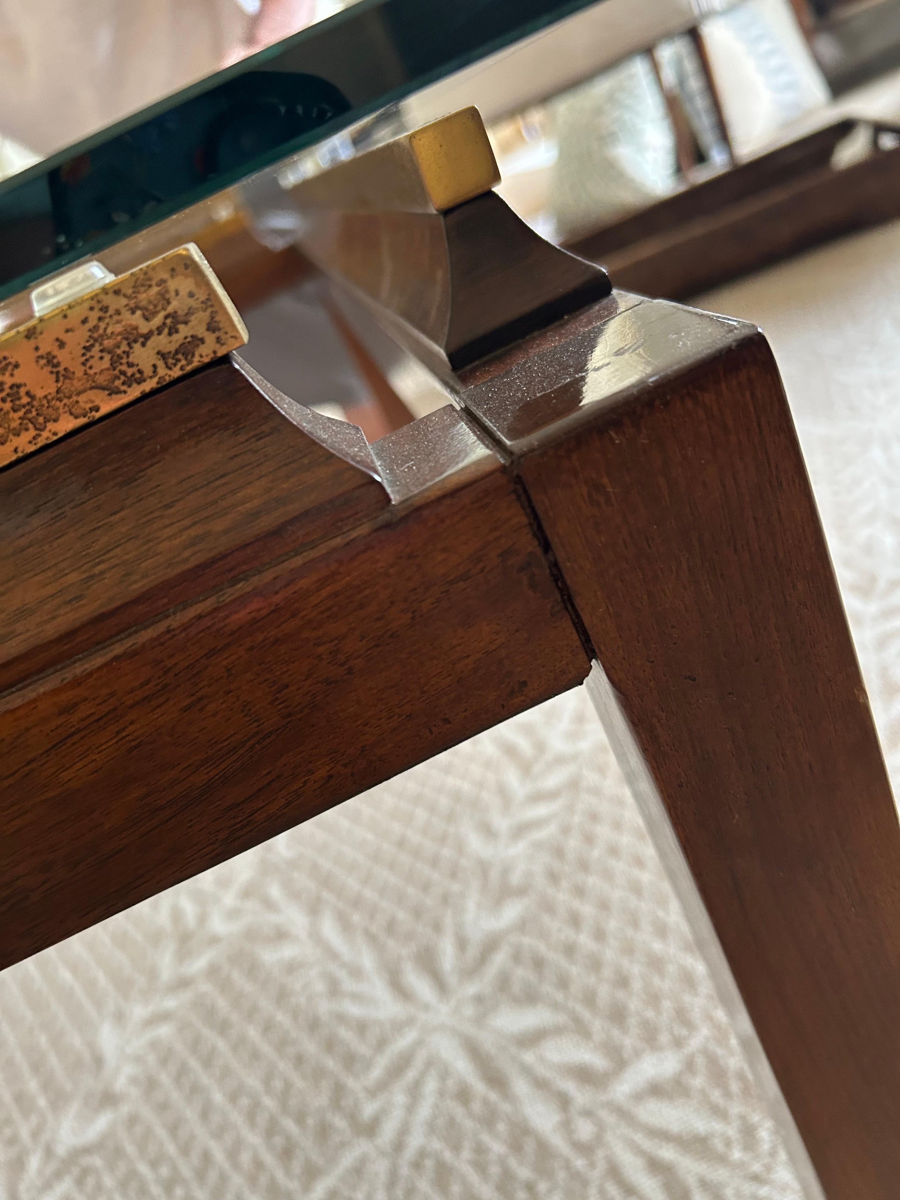 Belle table basse en bois et laiton avec plateau en verre flottant en vente 1