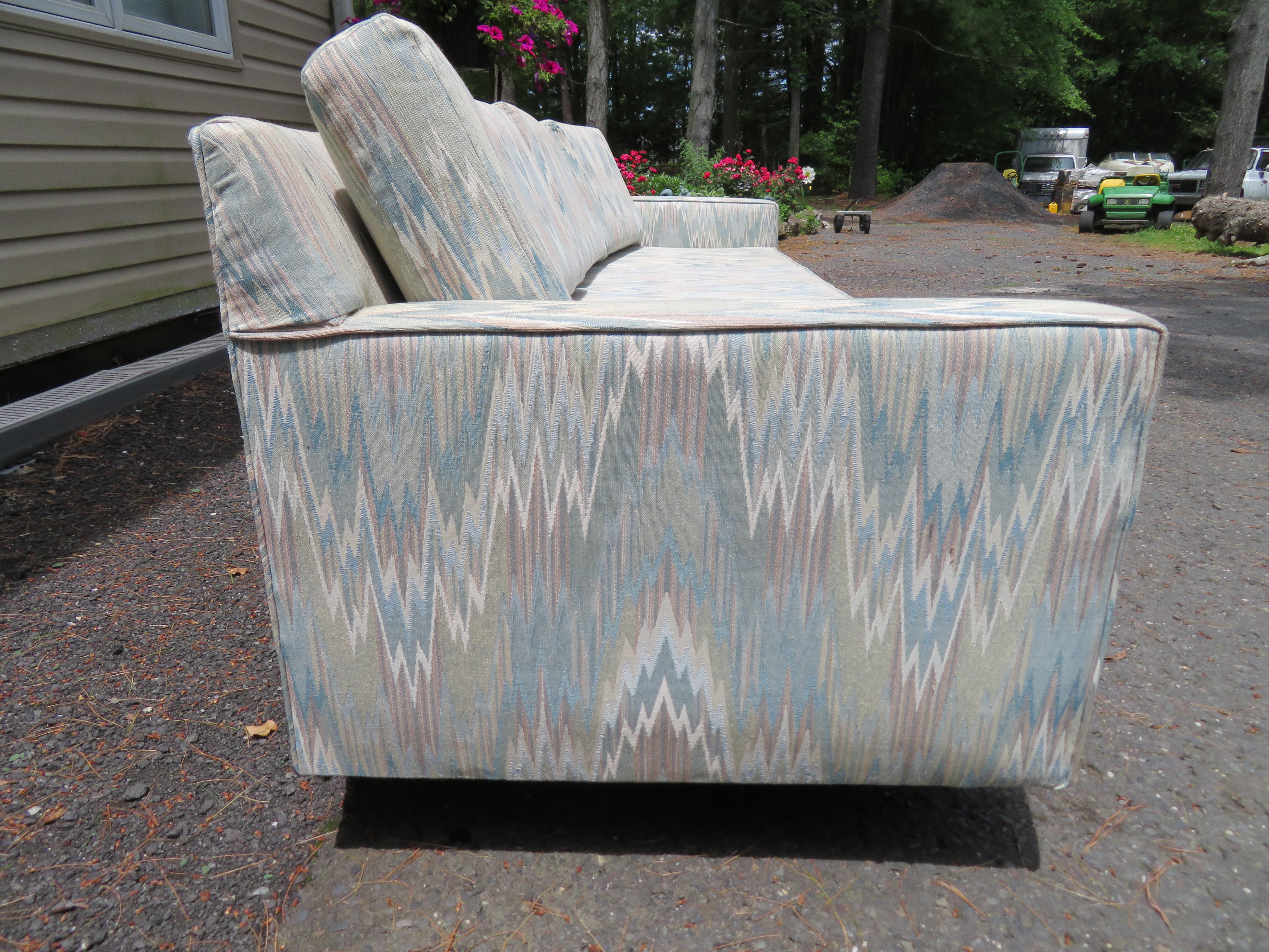 Mid-Century Modern Magnifique canapé à 4 mers incurvé de style Wormley Dunbar, mi-siècle moderne en vente