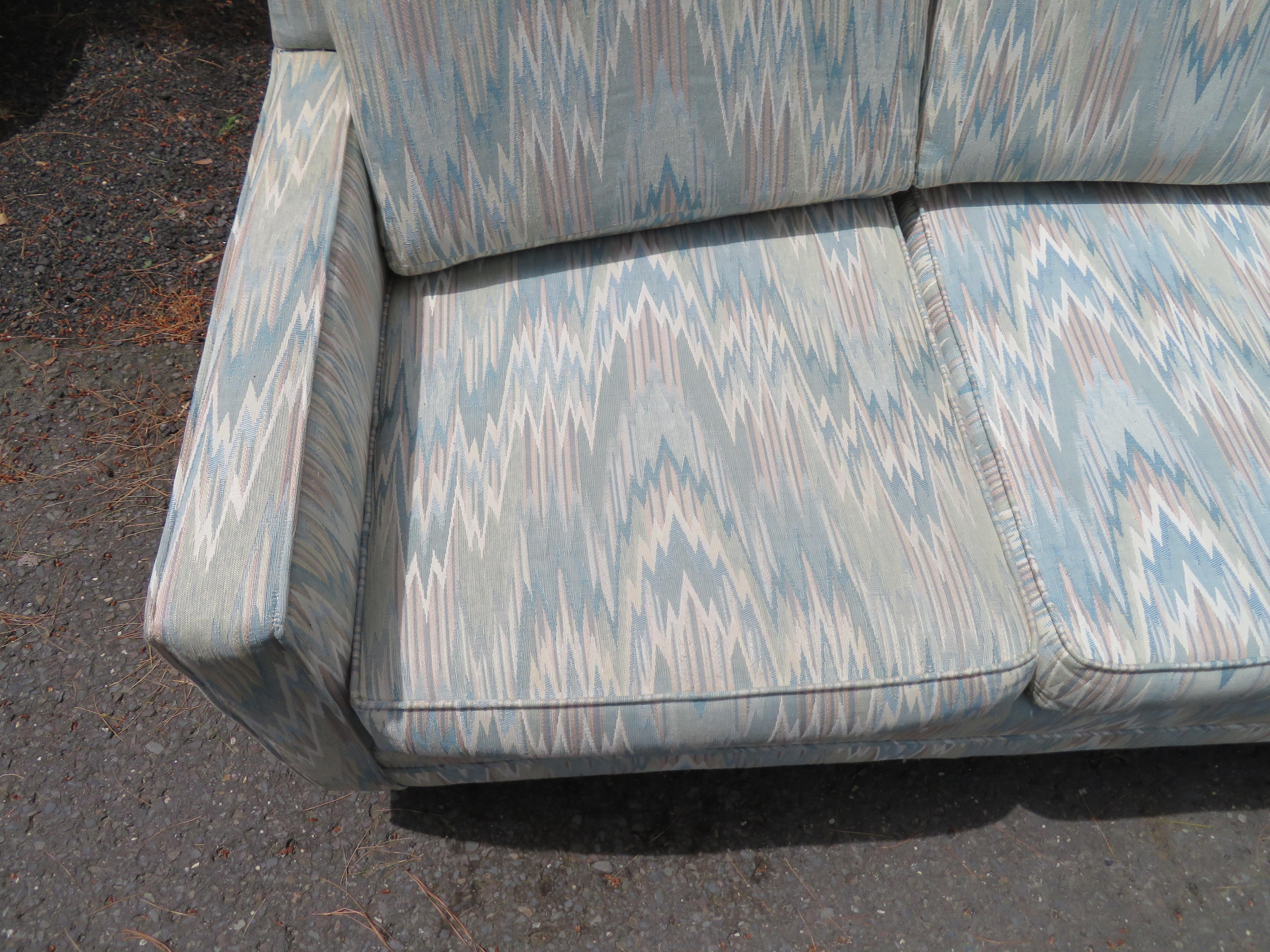 Schönes geschwungenes 4-Sitzer-Sofa im Wormley Dunbar-Stil, Mid-Century Modern (Mitte des 20. Jahrhunderts) im Angebot