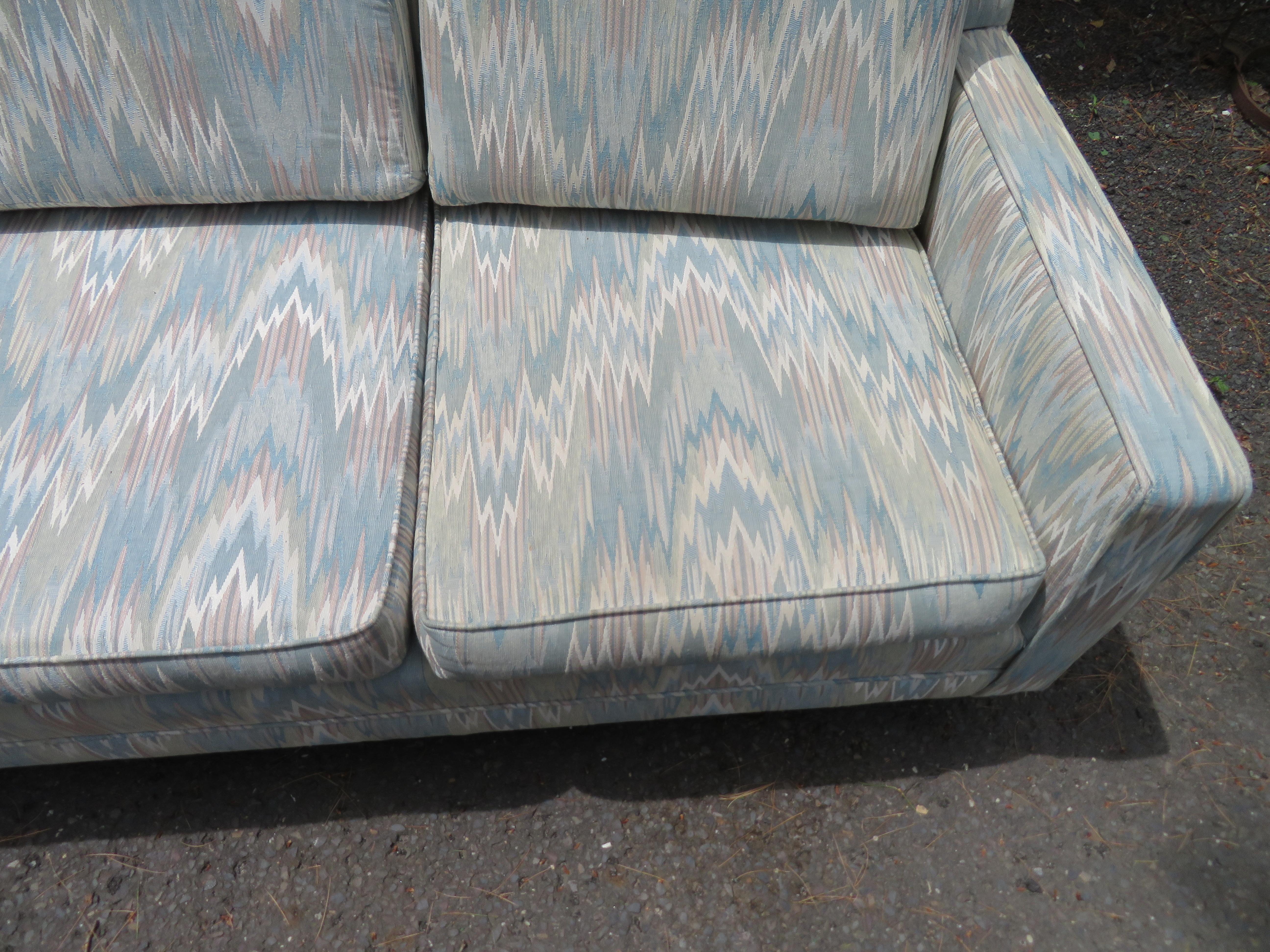 Schönes geschwungenes 4-Sitzer-Sofa im Wormley Dunbar-Stil, Mid-Century Modern im Angebot 1
