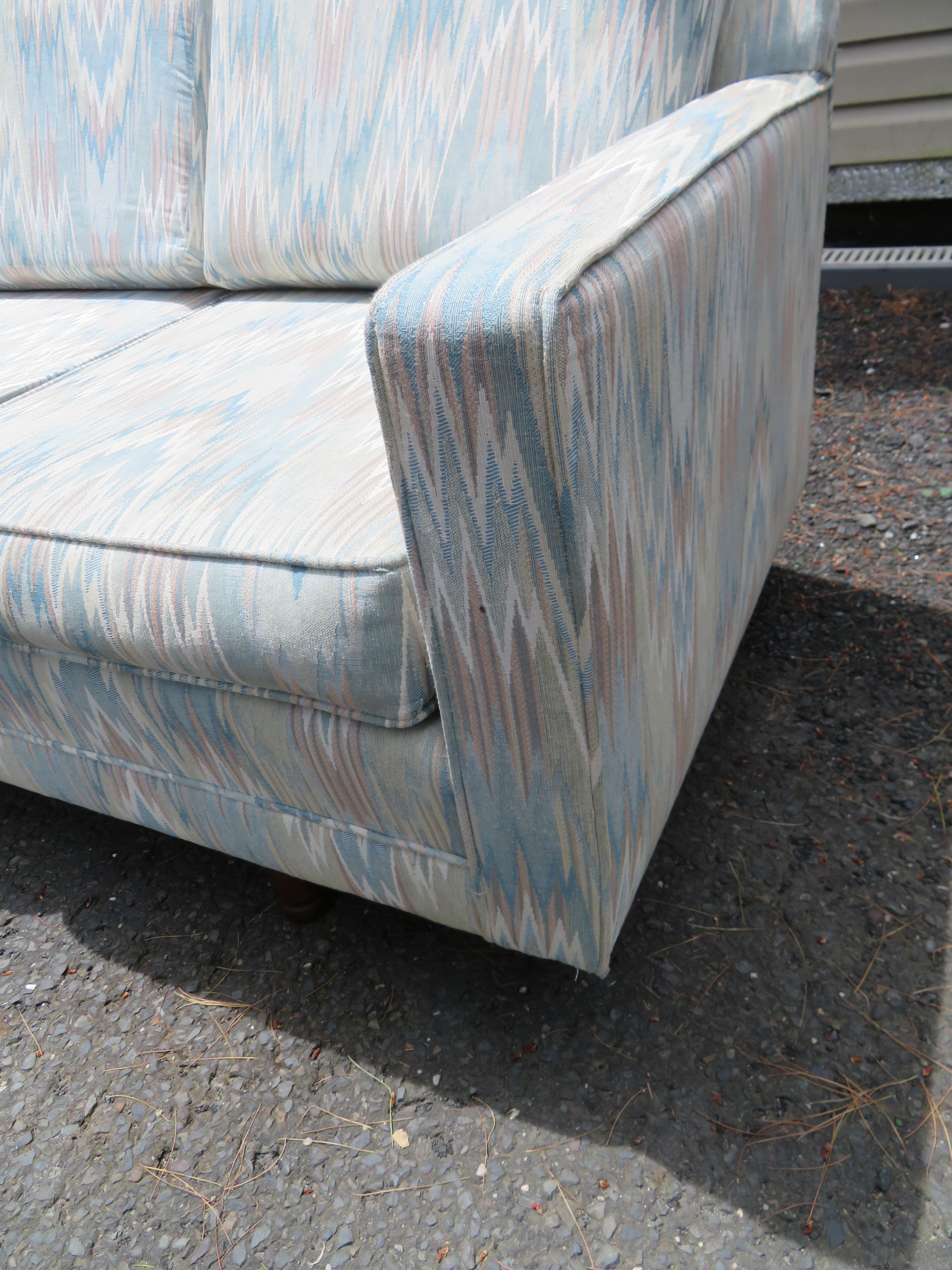 Schönes geschwungenes 4-Sitzer-Sofa im Wormley Dunbar-Stil, Mid-Century Modern im Angebot 2