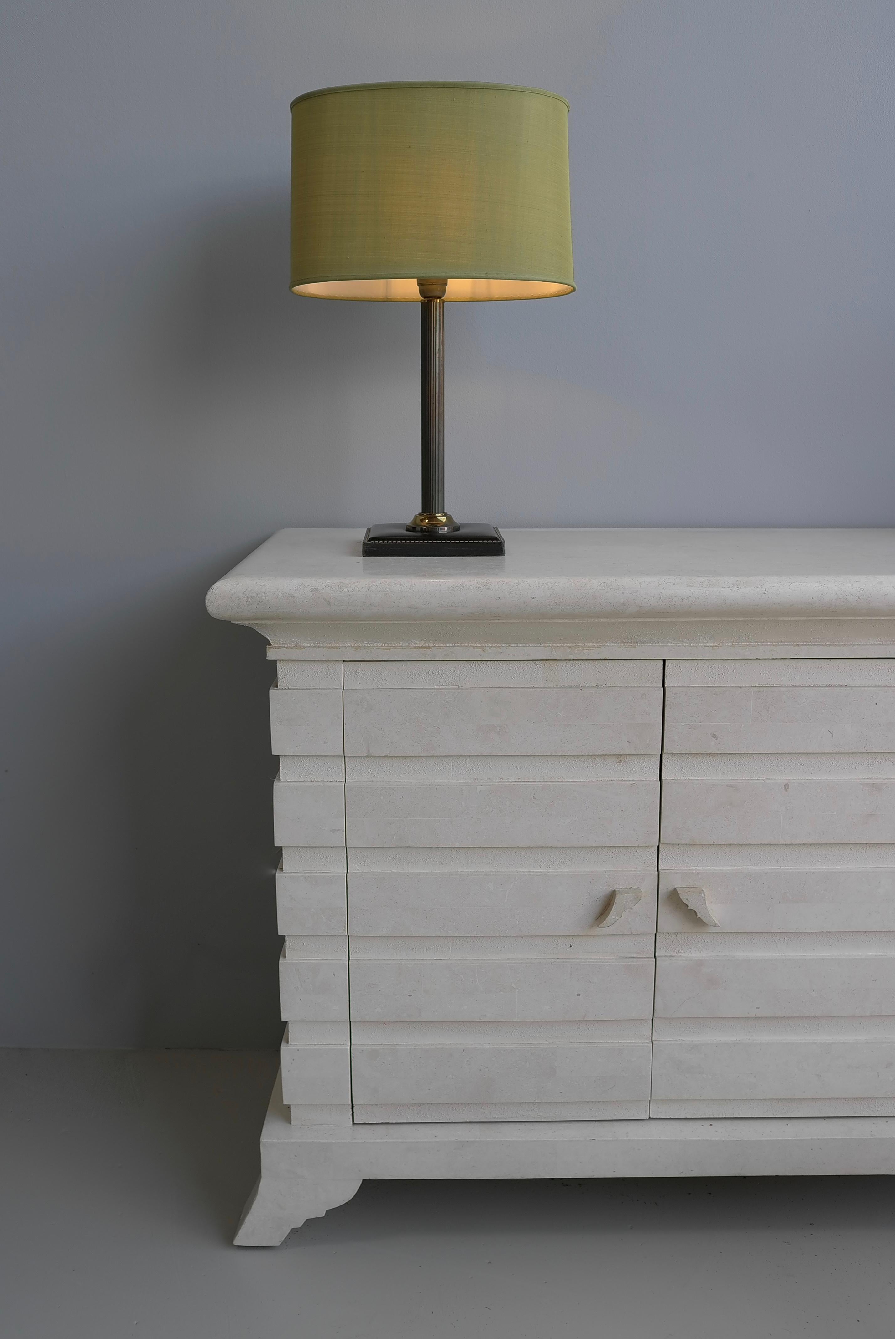 Mid-Century Modern Lampe de table en cuir noir cousu main avec abat-jour en soie verte, France, années 1960 en vente