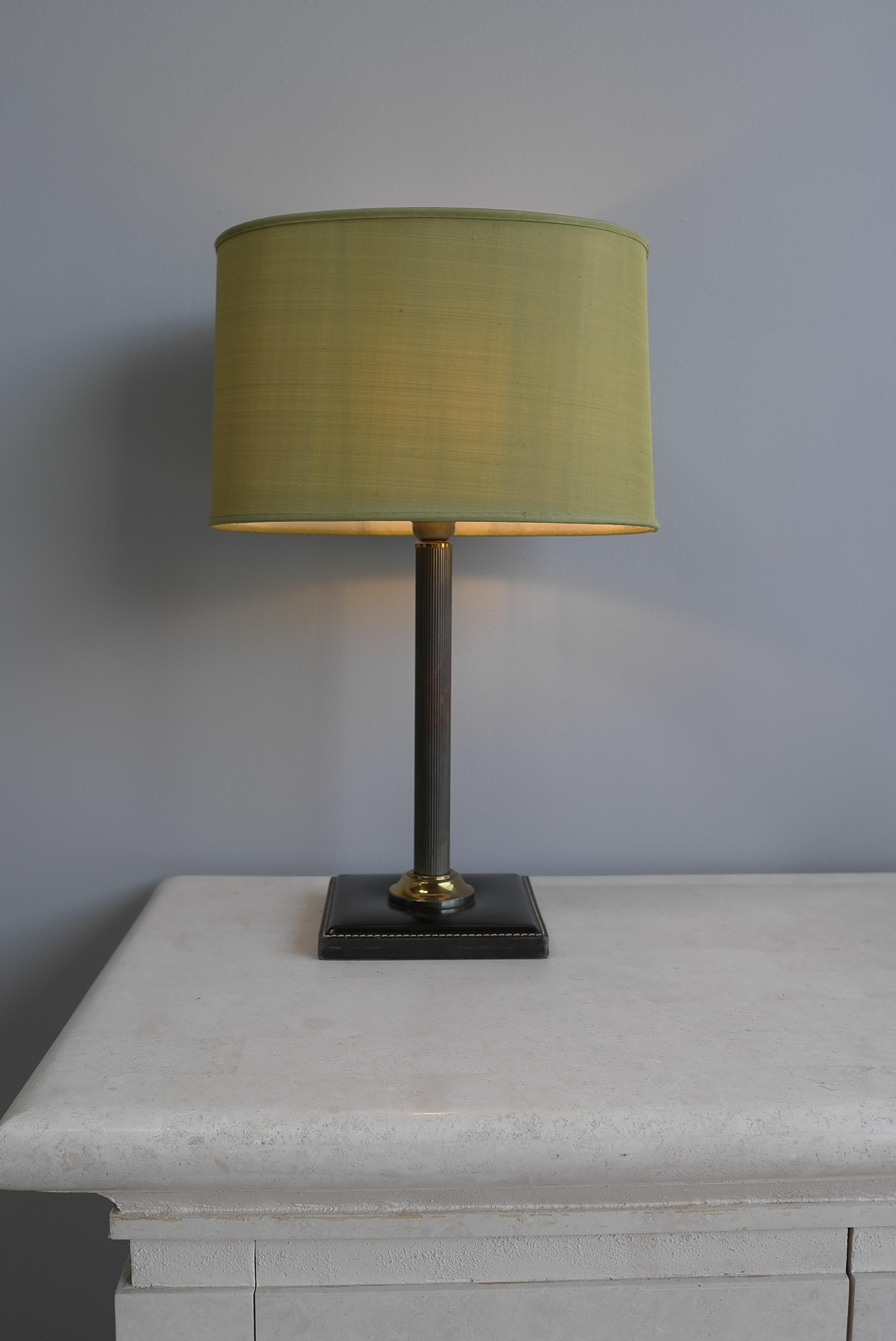 Français Lampe de table en cuir noir cousu main avec abat-jour en soie verte, France, années 1960 en vente