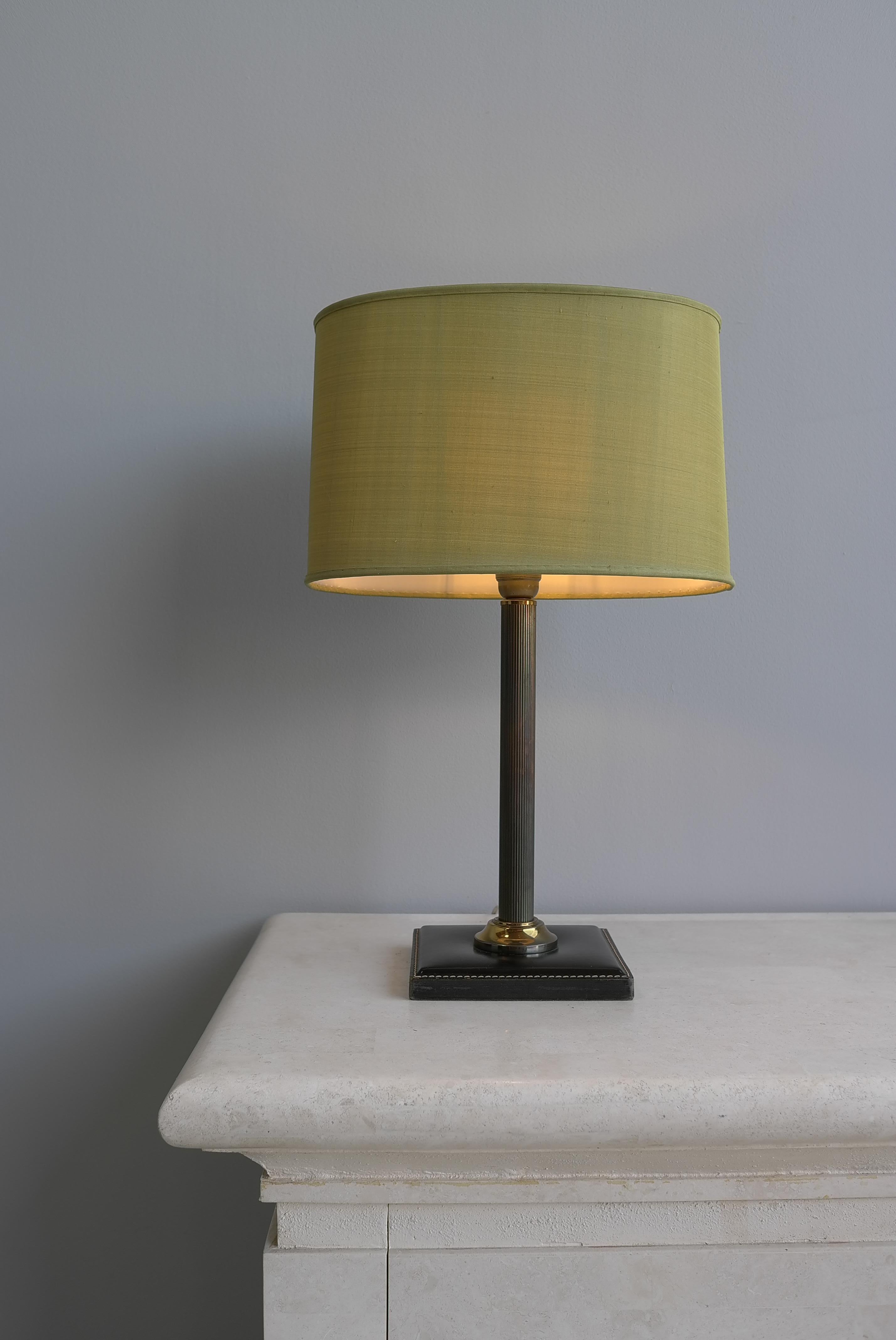 20ième siècle Lampe de table en cuir noir cousu main avec abat-jour en soie verte, France, années 1960 en vente
