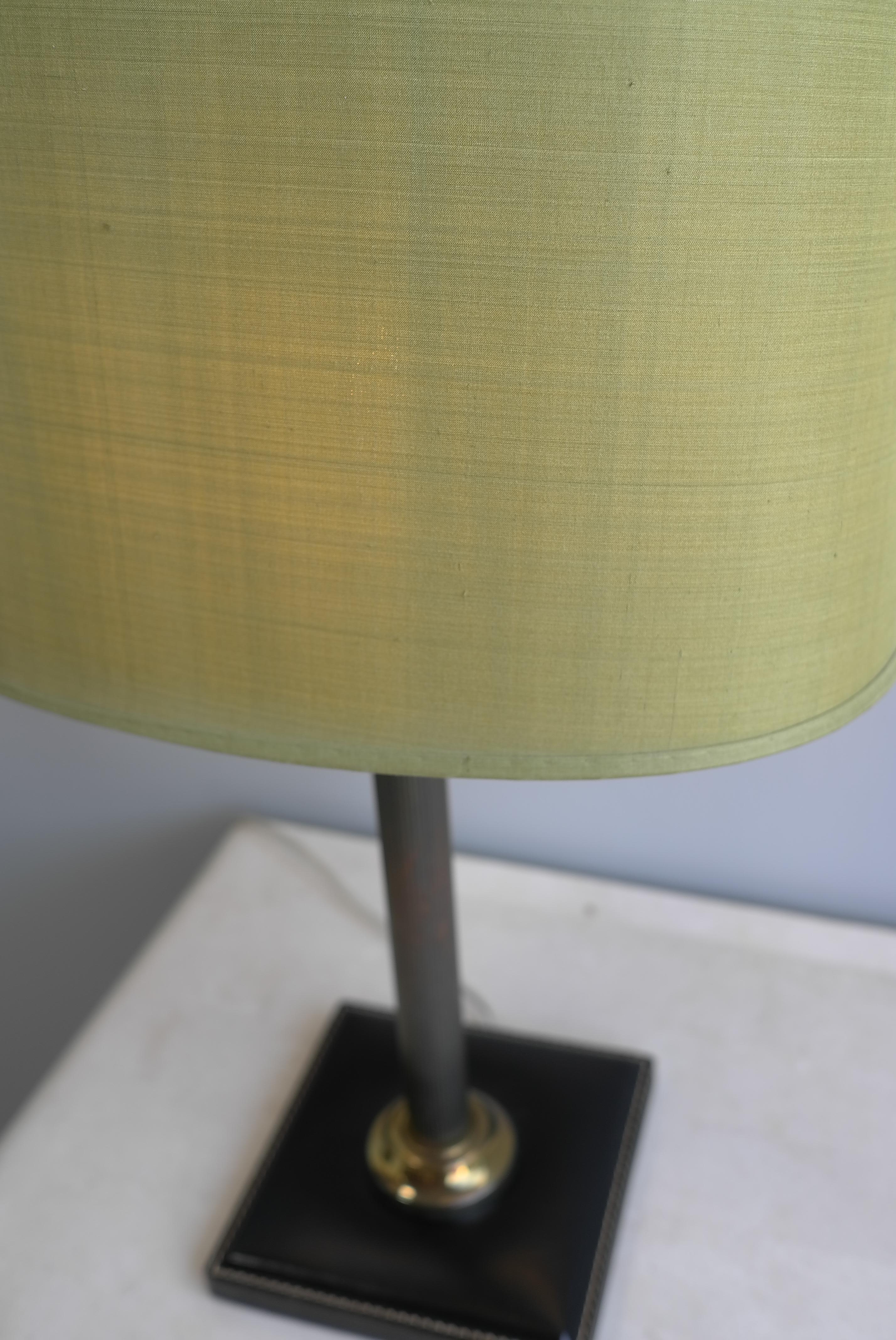 Laiton Lampe de table en cuir noir cousu main avec abat-jour en soie verte, France, années 1960 en vente