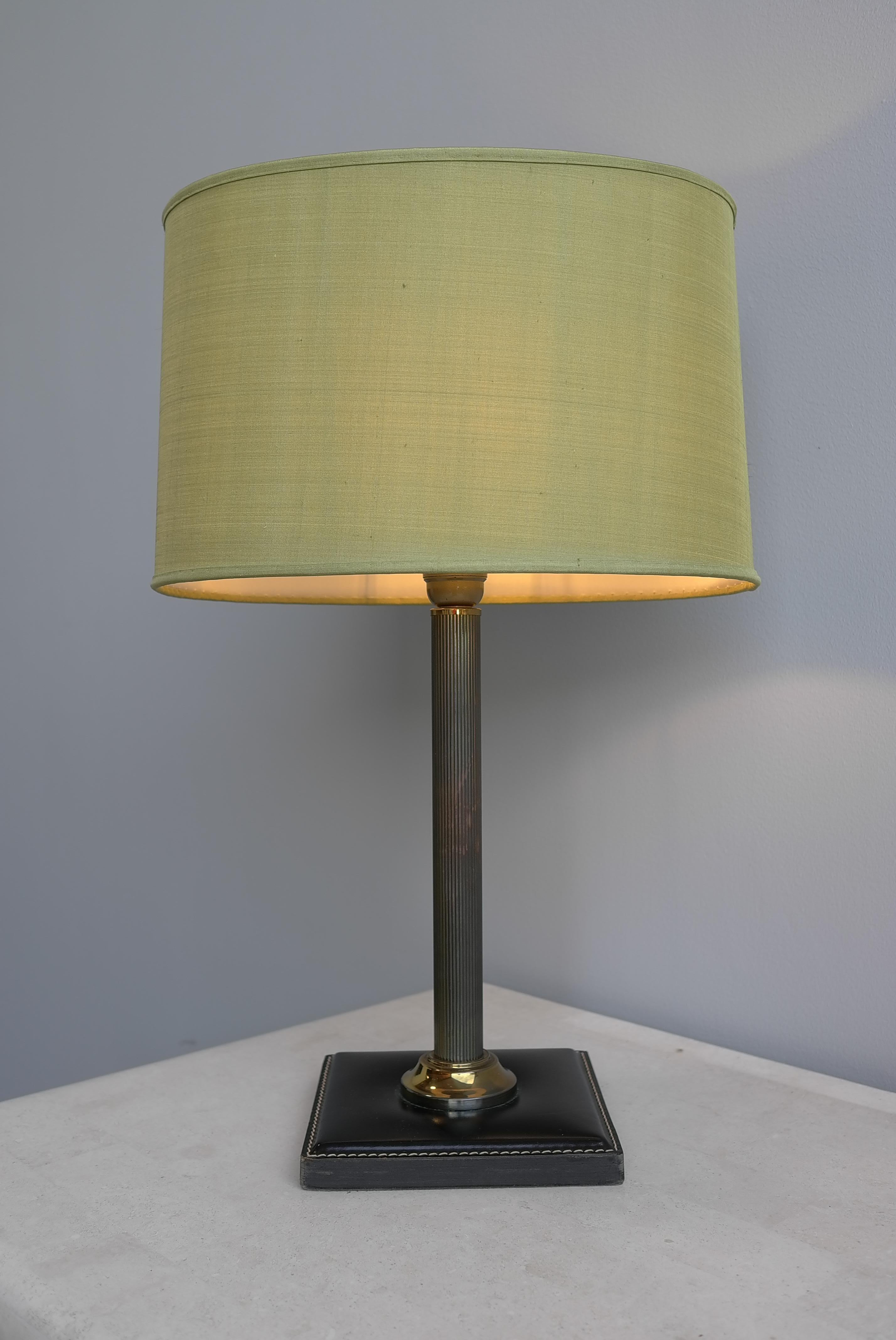 Lampe de table en cuir noir cousu main avec abat-jour en soie verte, France, années 1960 en vente 1