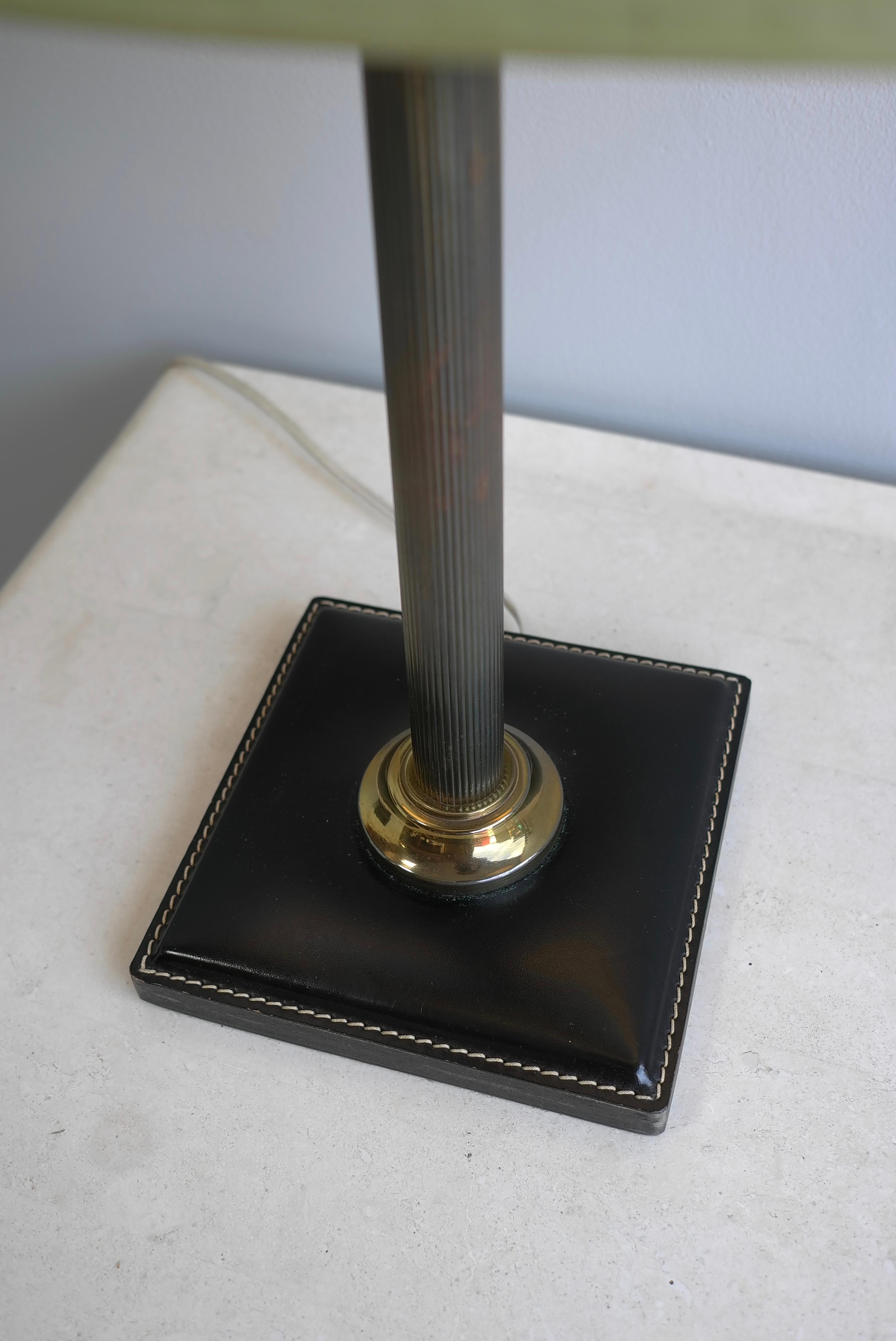 Lampe de table en cuir noir cousu main avec abat-jour en soie verte, France, années 1960 en vente 2