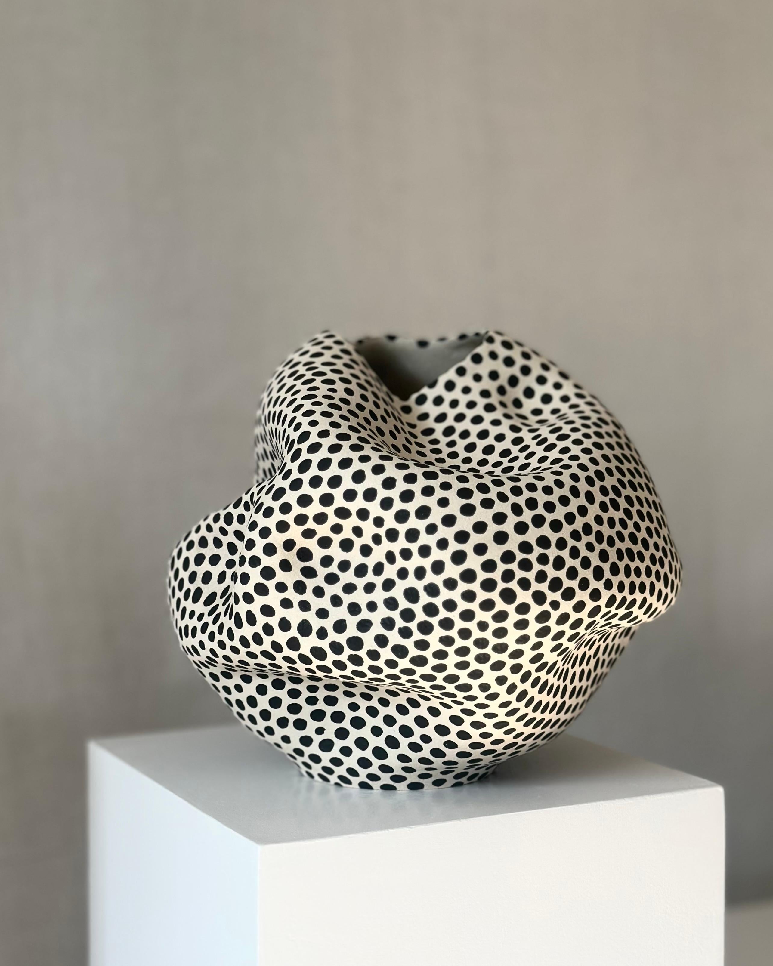 Norvegese Handthrown vase by Norwegian artist Jossolini in vendita