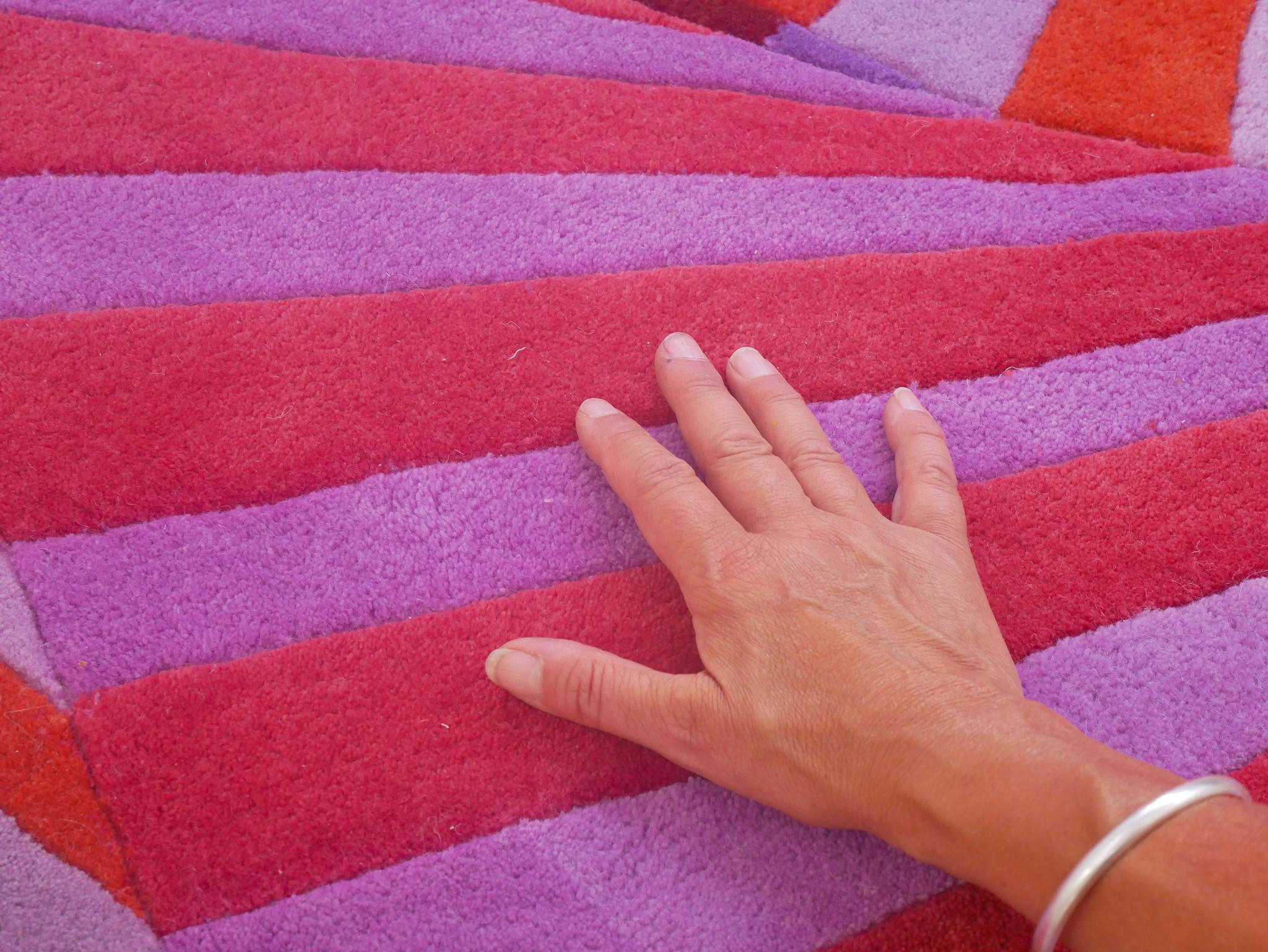 Alfombra 3D Redonda Tejida a Mano Rosa y Violeta, Remolino - Artista sueca Annika Johansson Indio en venta