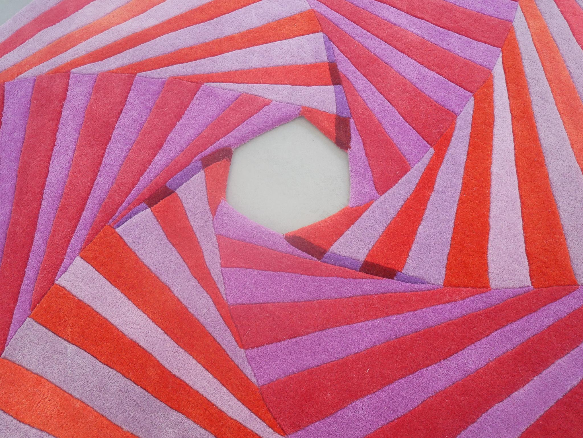 Alfombra 3D Redonda Tejida a Mano Rosa y Violeta, Remolino - Artista sueca Annika Johansson Tejido a mano en venta