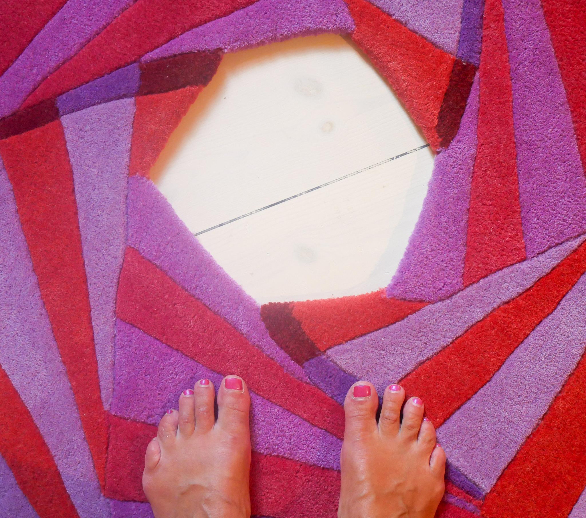 Alfombra 3D Redonda Tejida a Mano Rosa y Violeta, Remolino - Artista sueca Annika Johansson en Nuevo estado para la venta en Munich, DE