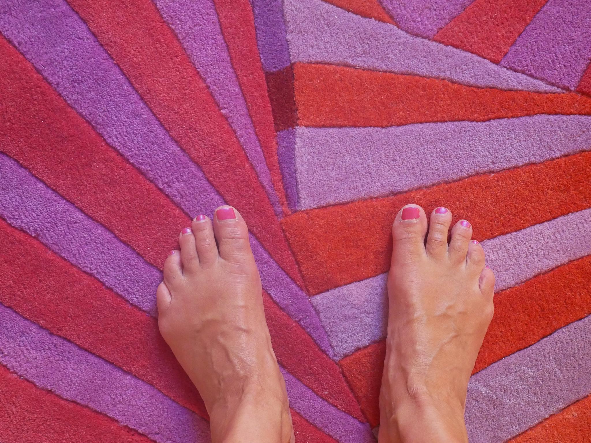 Alfombra 3D Redonda Tejida a Mano Rosa y Violeta, Remolino - Artista sueca Annika Johansson Siglo XXI y contemporáneo en venta