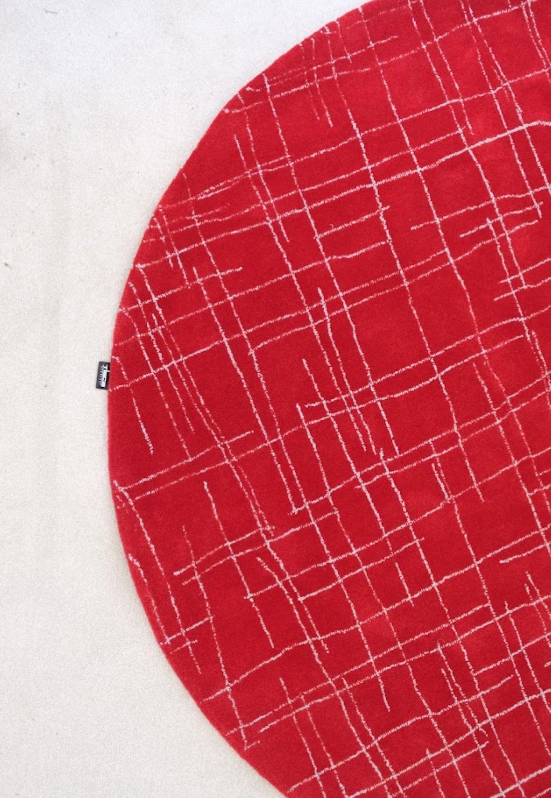 Francese Tappeto circolare rosso vintage intessuto a mano di Tisca anni '80 in vendita