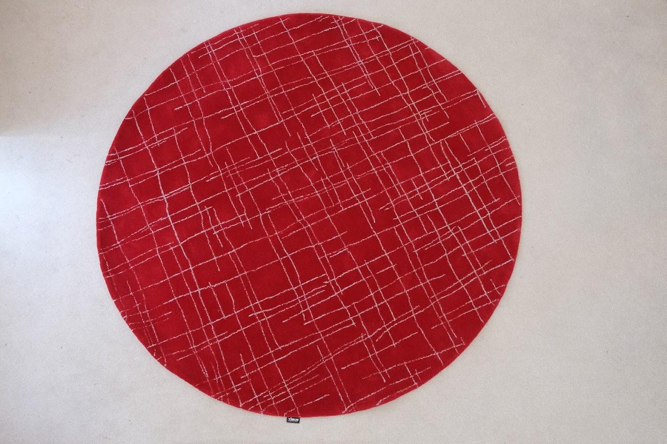Fatto a mano Tappeto circolare rosso vintage intessuto a mano di Tisca anni '80 in vendita