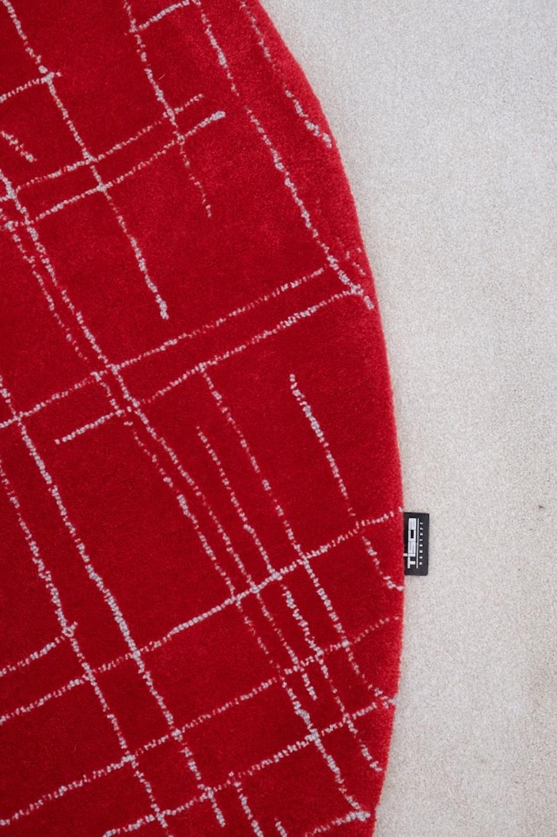 Tappeto circolare rosso vintage intessuto a mano di Tisca anni '80 In condizioni ottime in vendita a Debrecen, HU