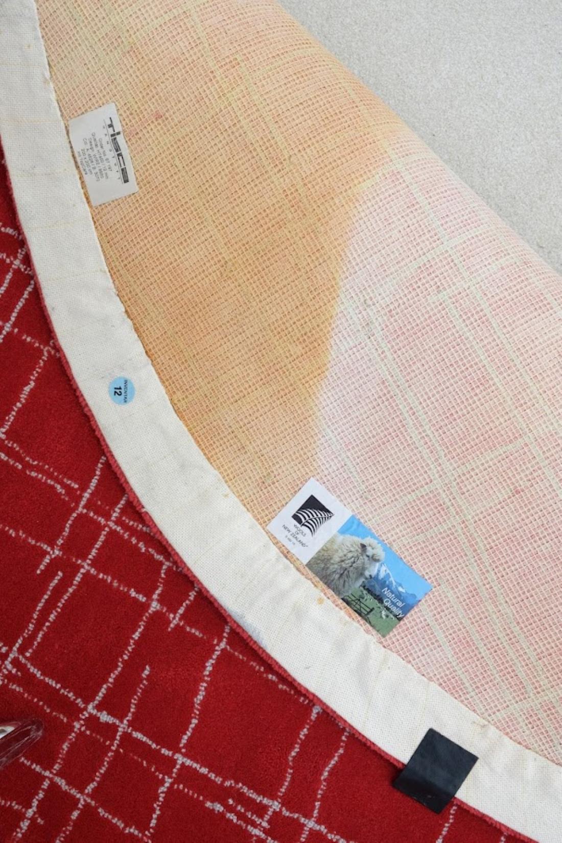 Lana Tappeto circolare rosso vintage intessuto a mano di Tisca anni '80 in vendita