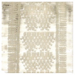 Handgewebter abstrakter Teppich in Grau und Elfenbein „Gridveil“ von Doris Leslie Blau