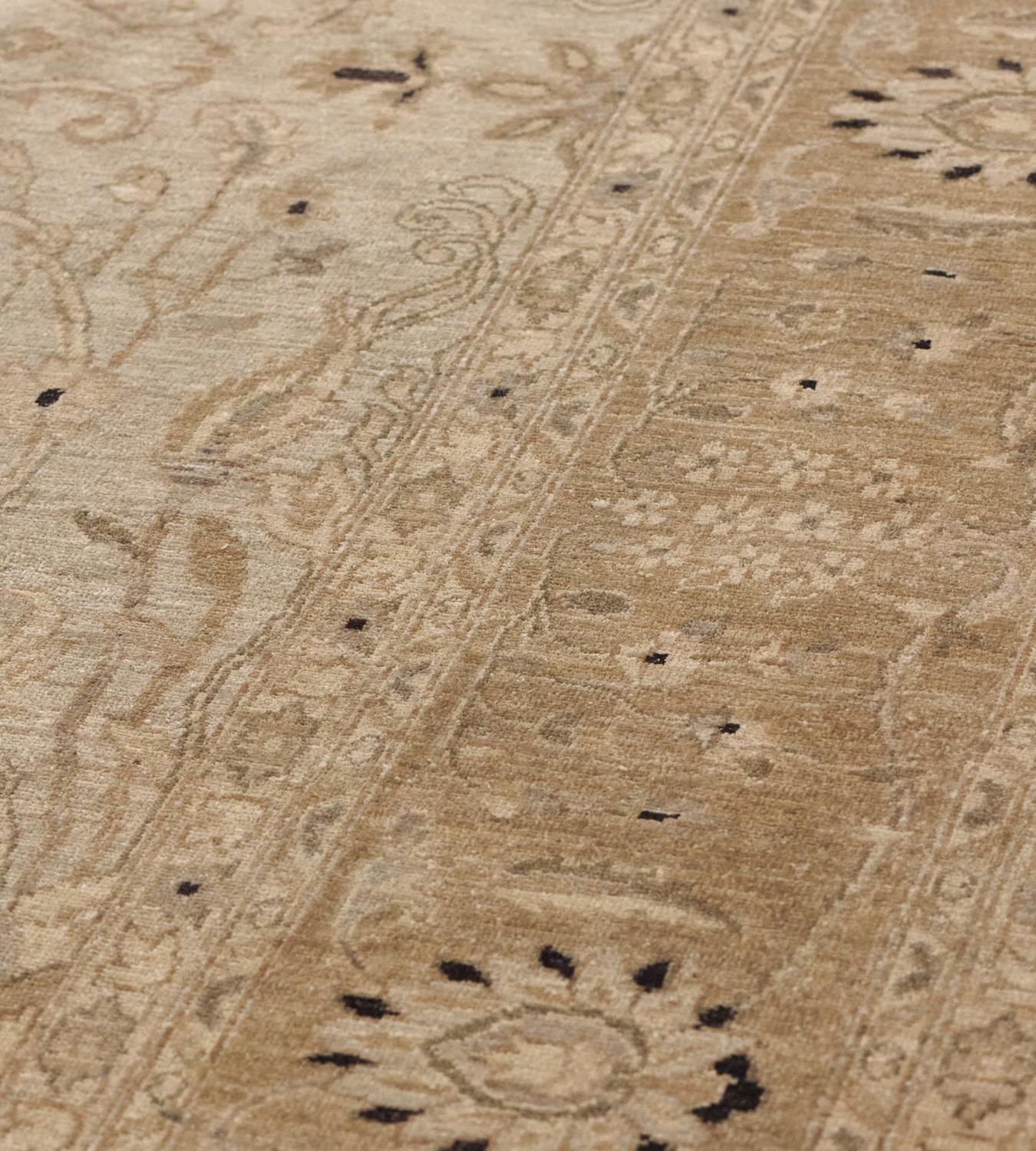 Brand new Hand-woven Agra Inspired Wool Rug For Sale 3