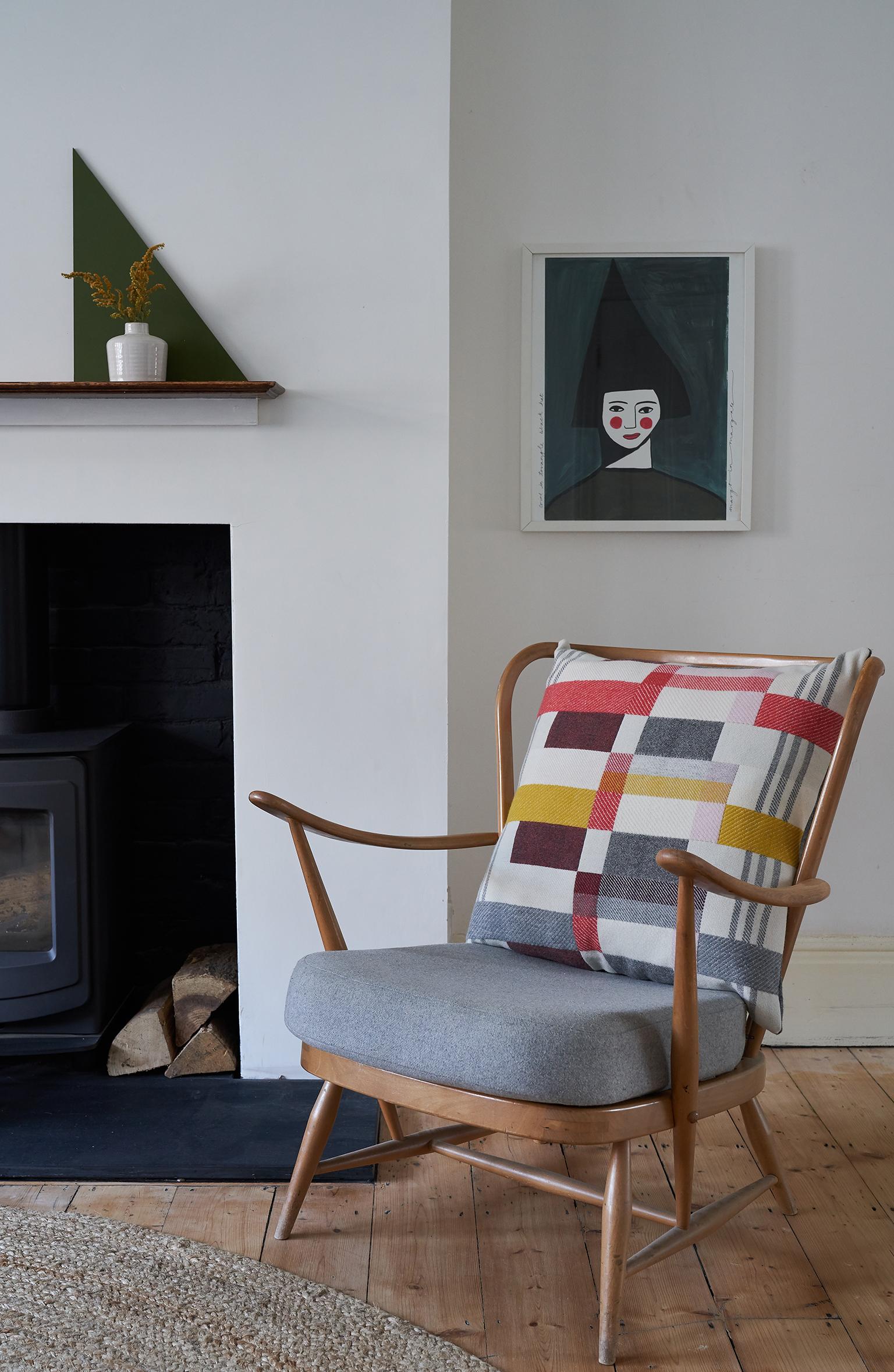 Tissé à la main sur un métier à ratière dans notre studio à l'aide d'une technique complexe de tissage à double toile et d'une combinaison de structures de tissage, ce coussin unique s'inspire des mouvements Art déco et Bauhaus.

Cette pièce