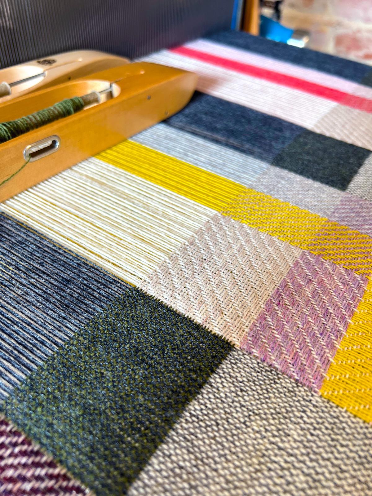 Handgewebtes Kunstwerk aus Wolle mit Farbblockmuster und Holzrahmen (Britisch) im Angebot