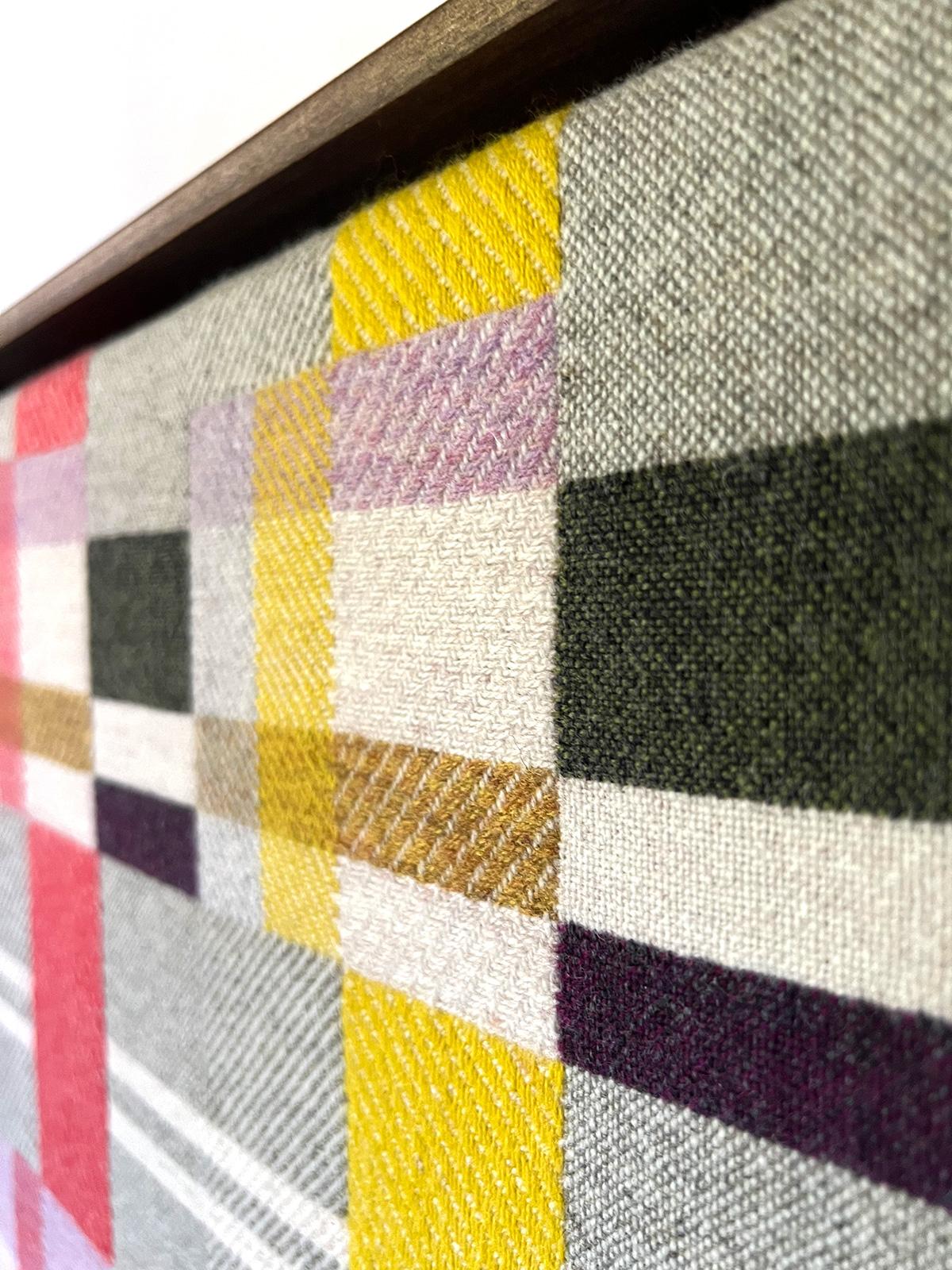 Handgewebtes Kunstwerk aus Wolle mit Farbblockmuster und Holzrahmen (21. Jahrhundert und zeitgenössisch) im Angebot