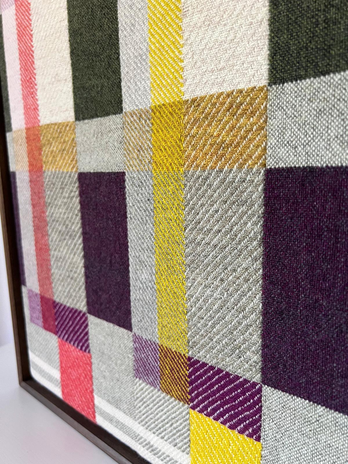 Handgewebtes Kunstwerk aus Wolle mit Farbblockmuster und Holzrahmen im Angebot 1