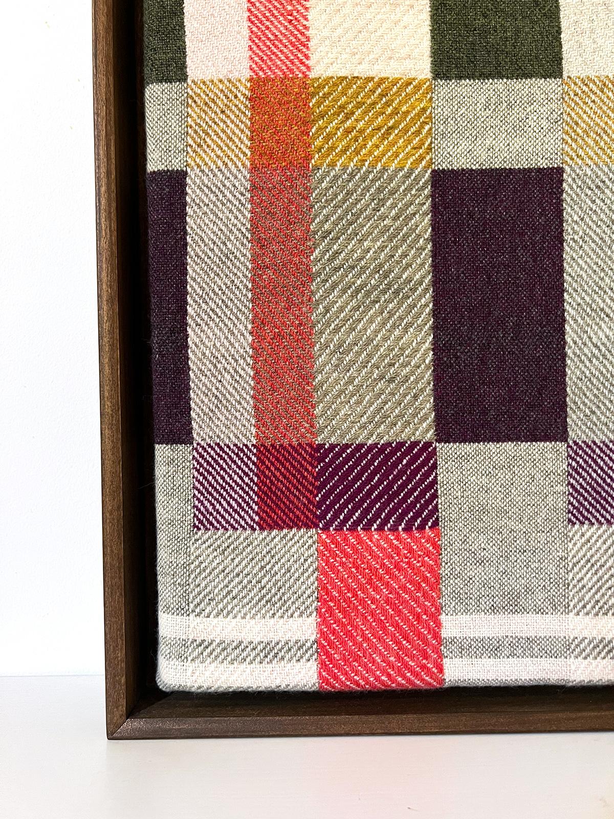 Handgewebtes Kunstwerk aus Wolle mit Farbblockmuster und Holzrahmen im Angebot 2