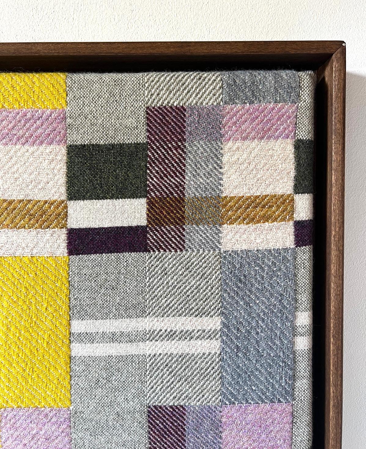 Handgewebtes Kunstwerk aus Wolle mit Farbblockmuster und Holzrahmen im Angebot 3
