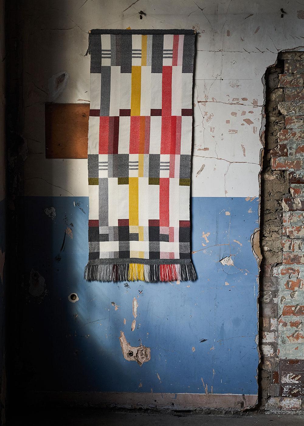 Esta llamativa obra de arte textil contemporánea se puede exponer con cualquiera de sus caras, con o sin el fleco superior.

Tejido a mano en un telar de lizos en el estudio de Pamela mediante una compleja técnica de tejido de doble tela y una