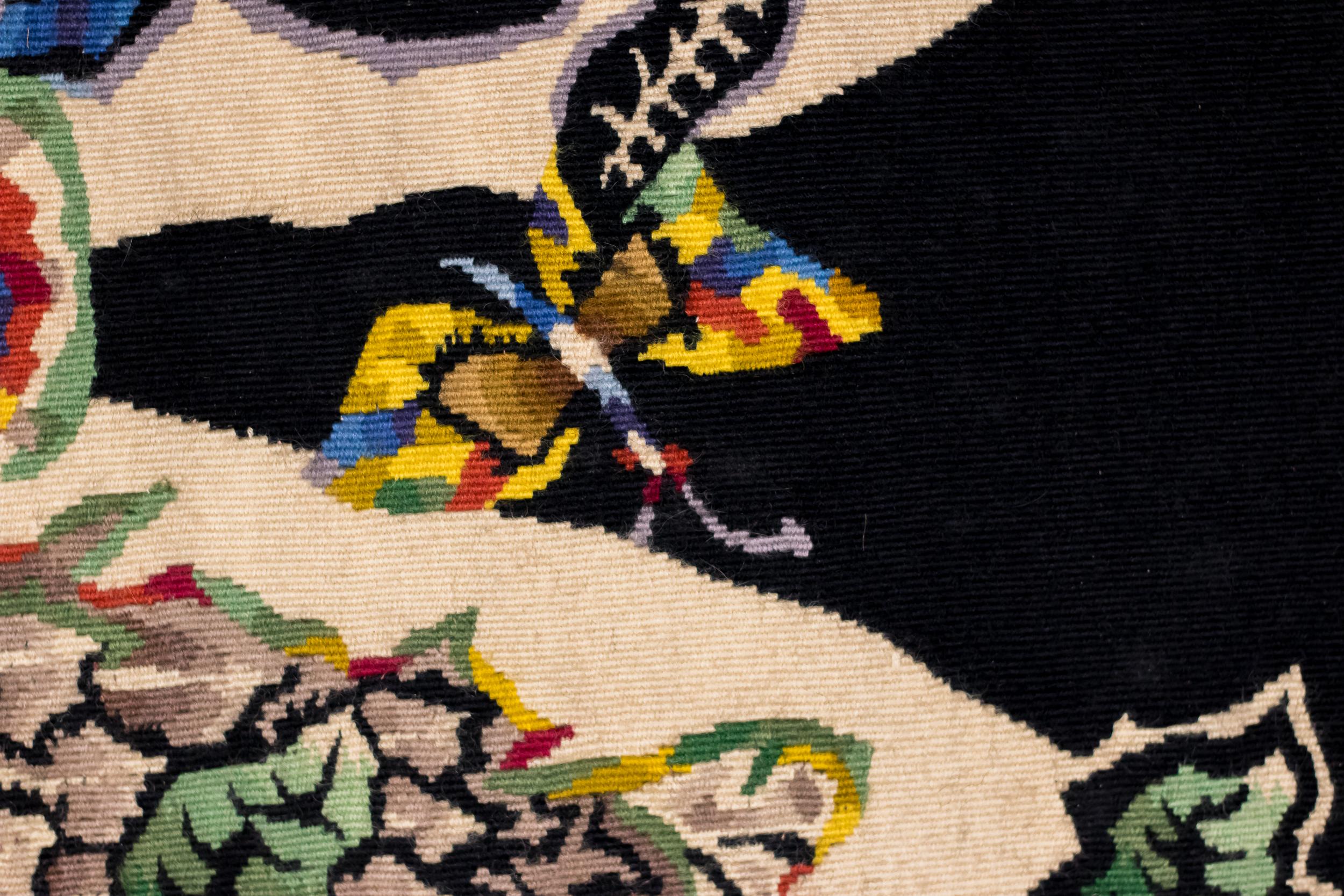 Tapiz único de mediados de siglo diseñado por Jean Lurcat (1892-1966) y tejido en el Atelier Suzanne Goubely-Gatien de Aubusson, Francia. Tejidas a mano en lana, datan de hacia 1950. El reverso de la 