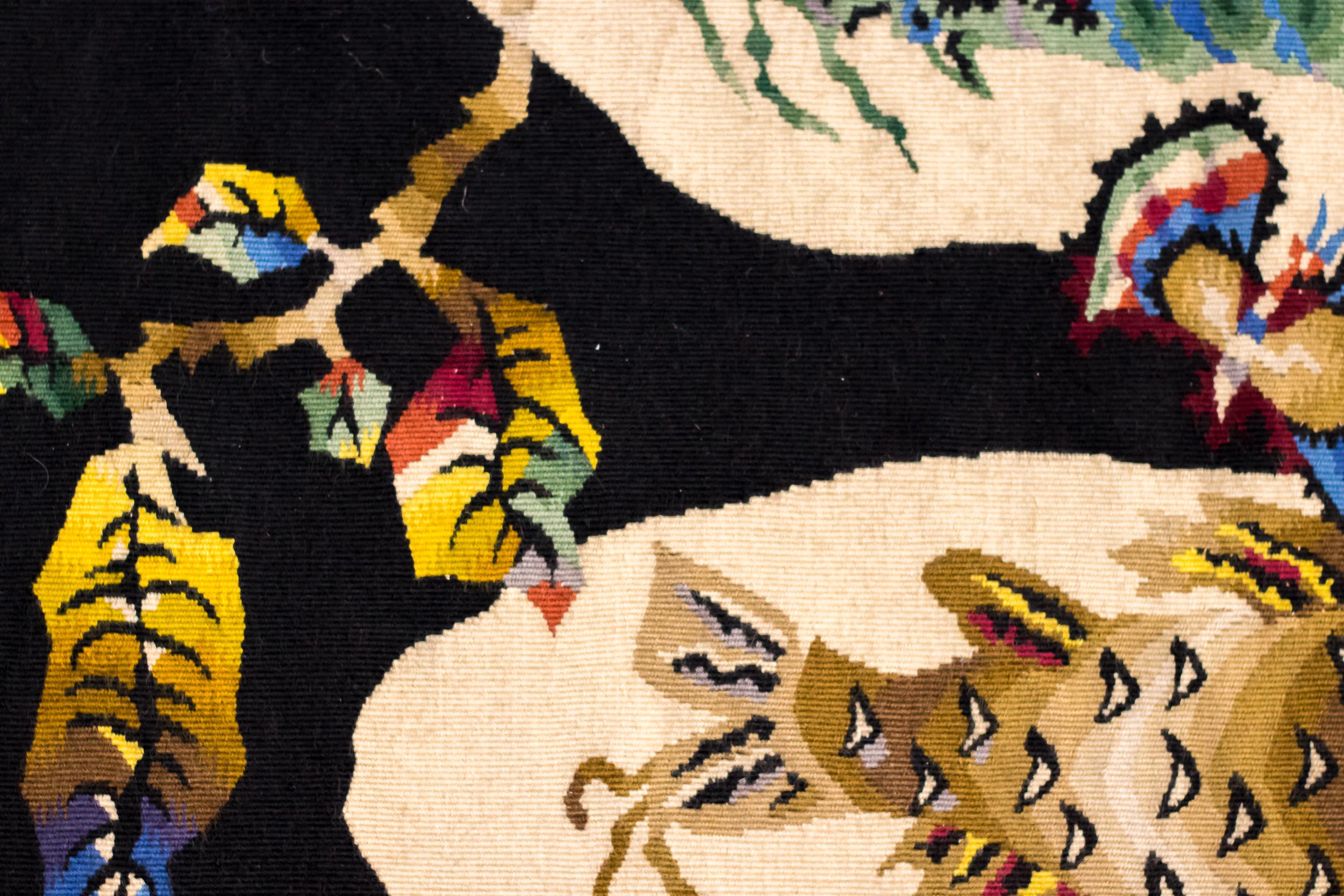 Tapiz único de mediados de siglo diseñado por Jean Lurcat (1892-1966) y tejido en el Atelier Suzanne Goubely-Gatien de Aubusson, Francia. Tejidas a mano en lana, datan de hacia 1950. El reverso de la 
