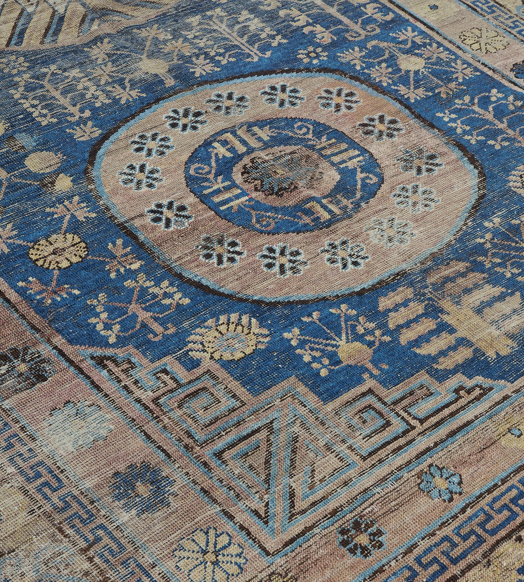 Noué à la main Tapis Khotan bleu ancien tissé à la main du Turkestan oriental en vente