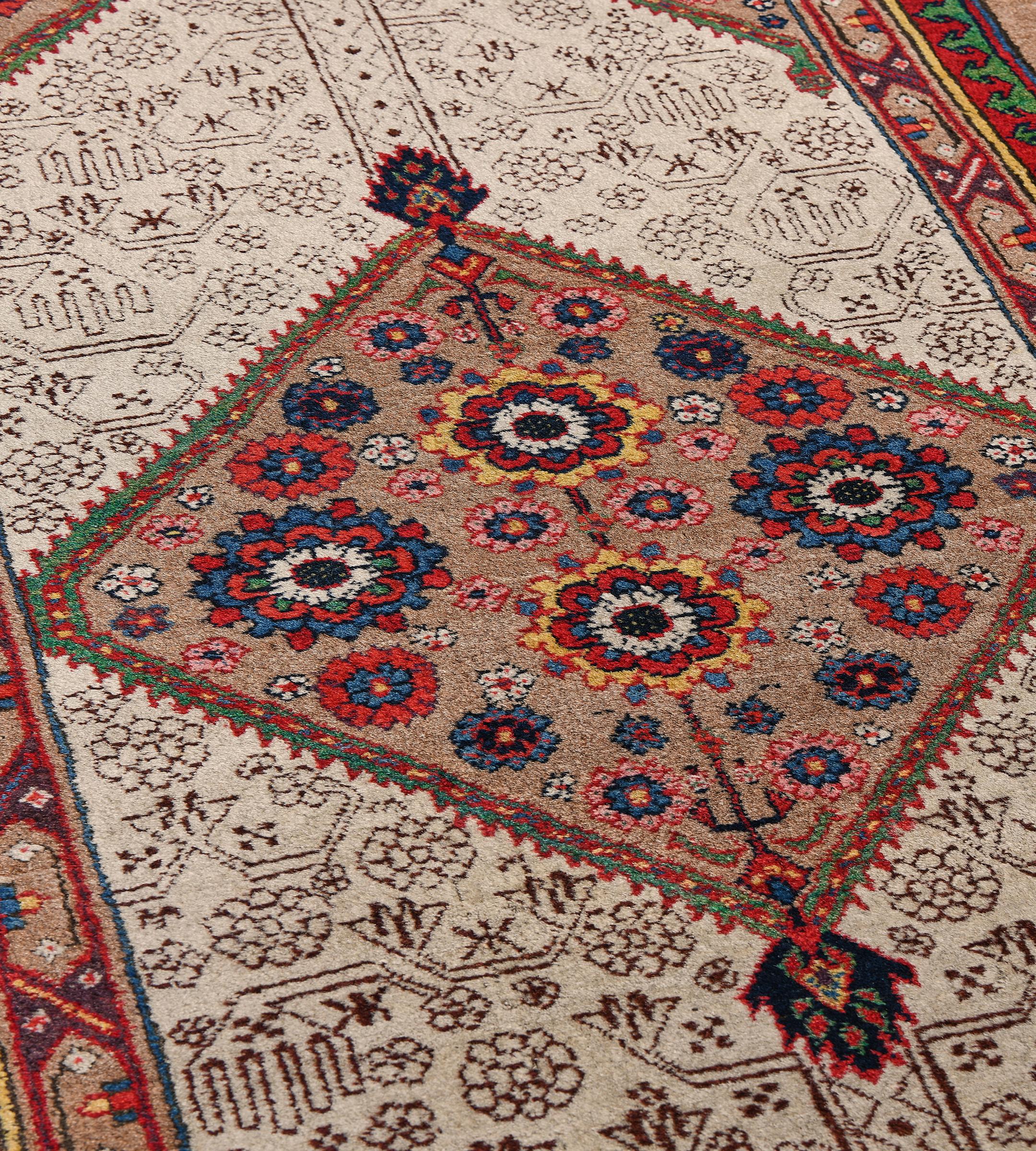 Dieser antike Serab-Läufer hat ein zentrales Feld mit fünf großen elfenbeinfarbenen Rauten, von denen jede eine zarte schokoladenbraune, eckige Blumenranke um kamelbraune Hakenrauten mit polychromen Blütenköpfen enthält, ähnliche Teilrauten an jeder
