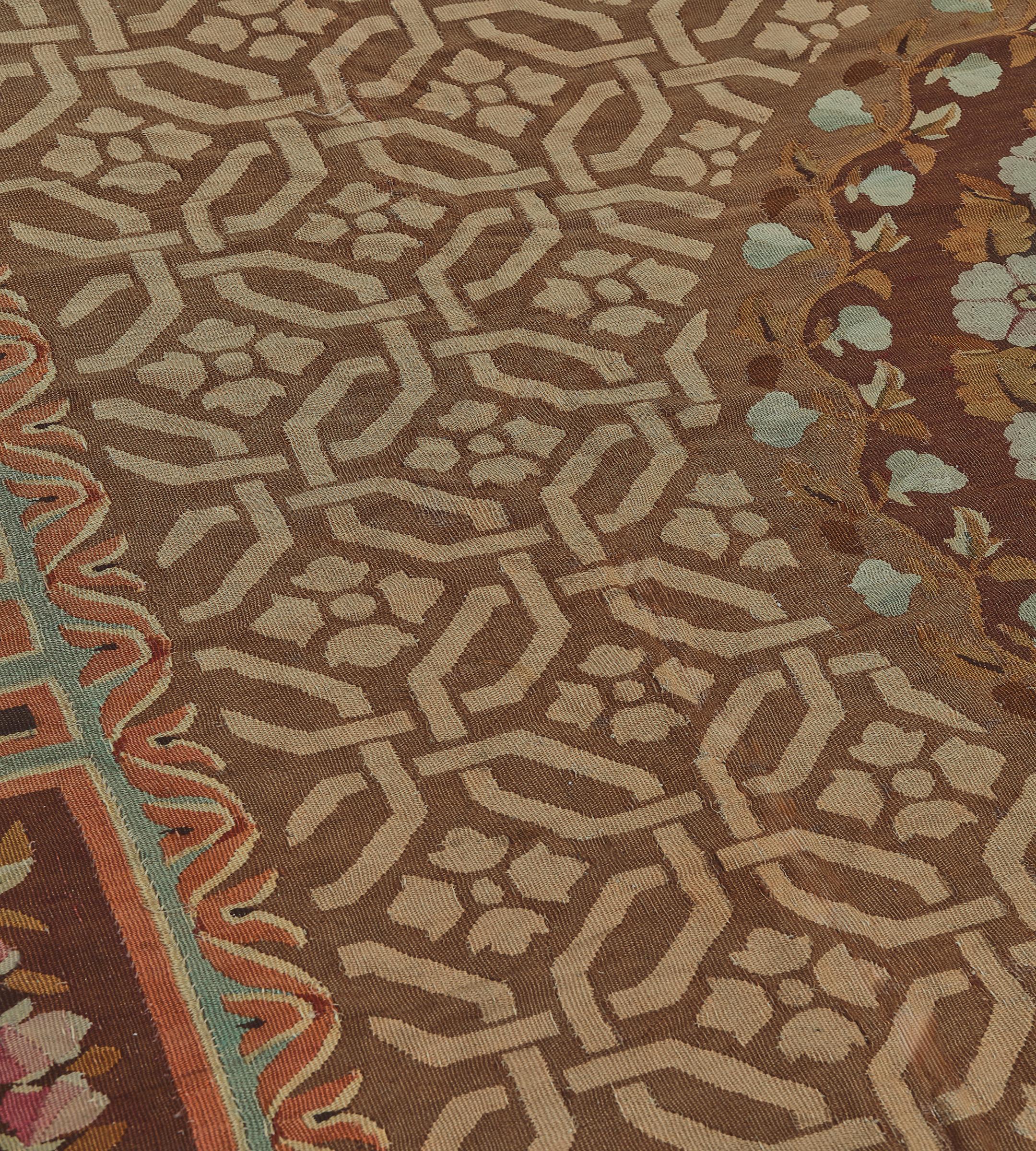 Francese Tappeto Aubusson francese marrone floreale tessuto a mano, circa 1850 in vendita