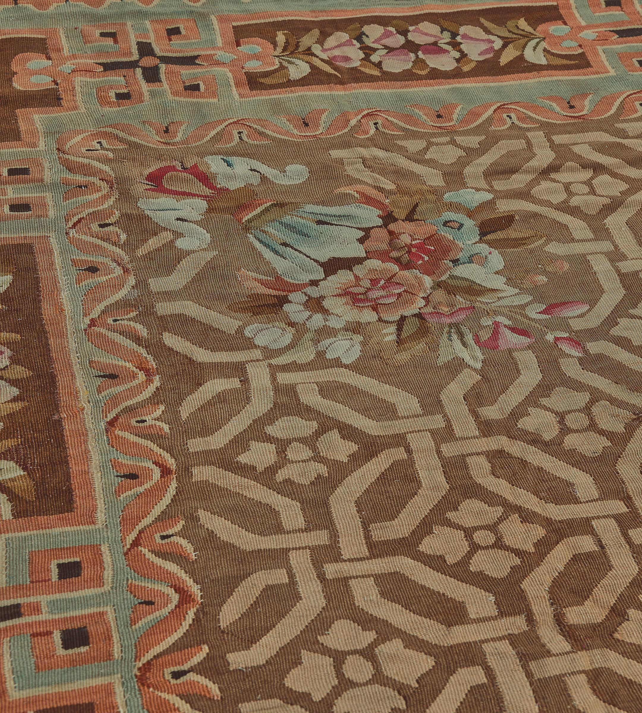 Annodato a mano Tappeto Aubusson francese marrone floreale tessuto a mano, circa 1850 in vendita