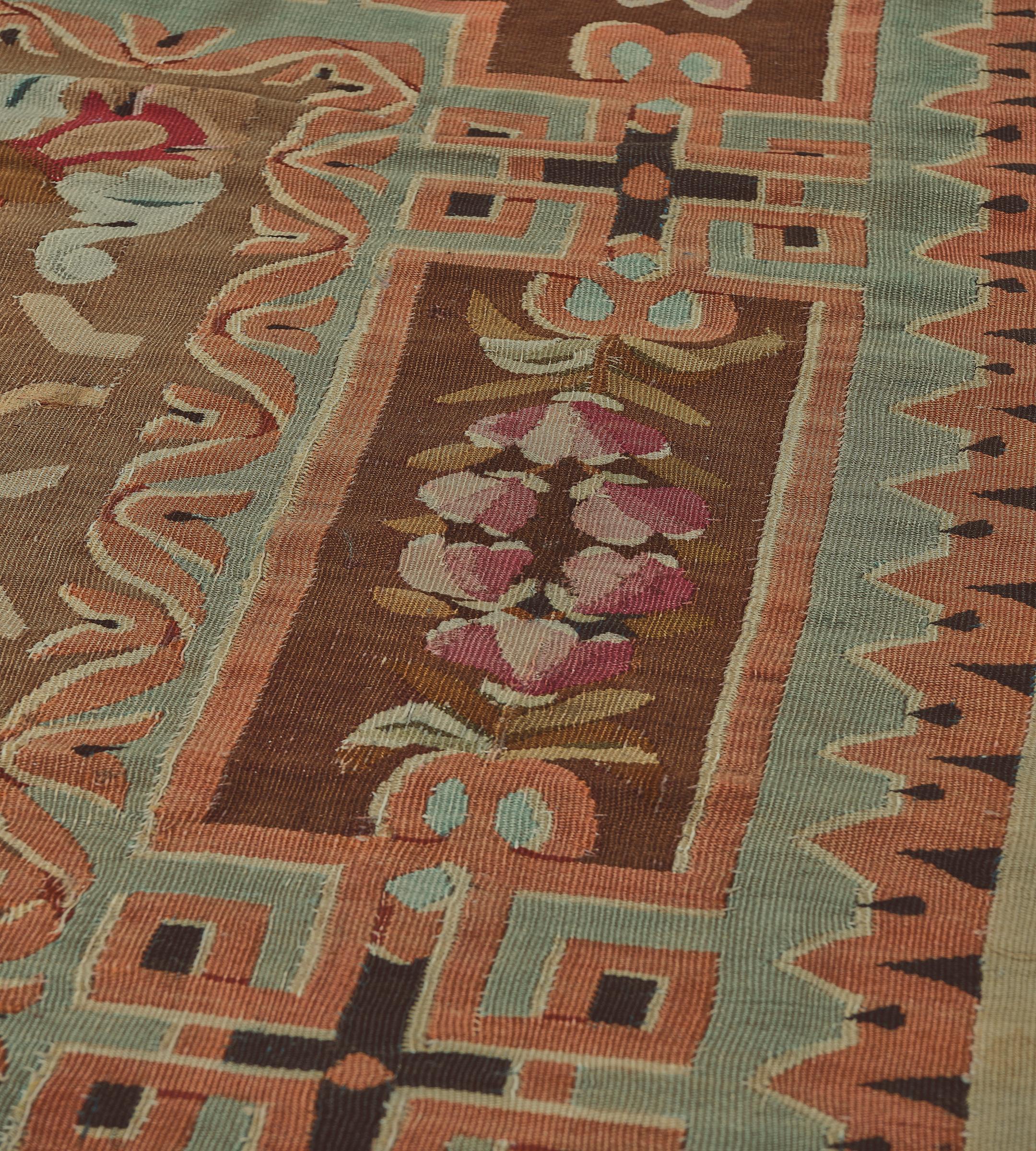 Tappeto Aubusson francese marrone floreale tessuto a mano, circa 1850 In condizioni buone in vendita a West Hollywood, CA