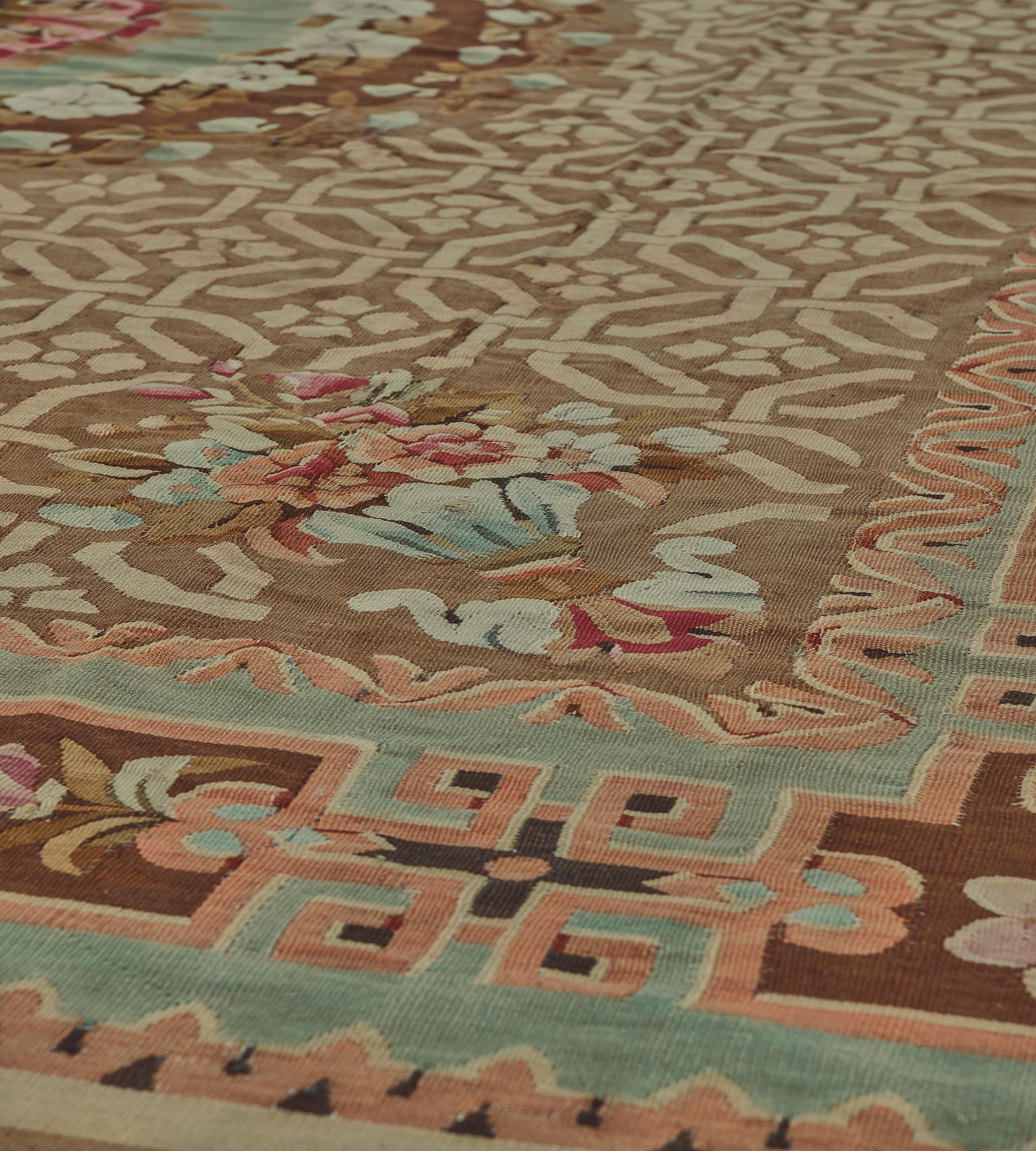 XIX secolo Tappeto Aubusson francese marrone floreale tessuto a mano, circa 1850 in vendita