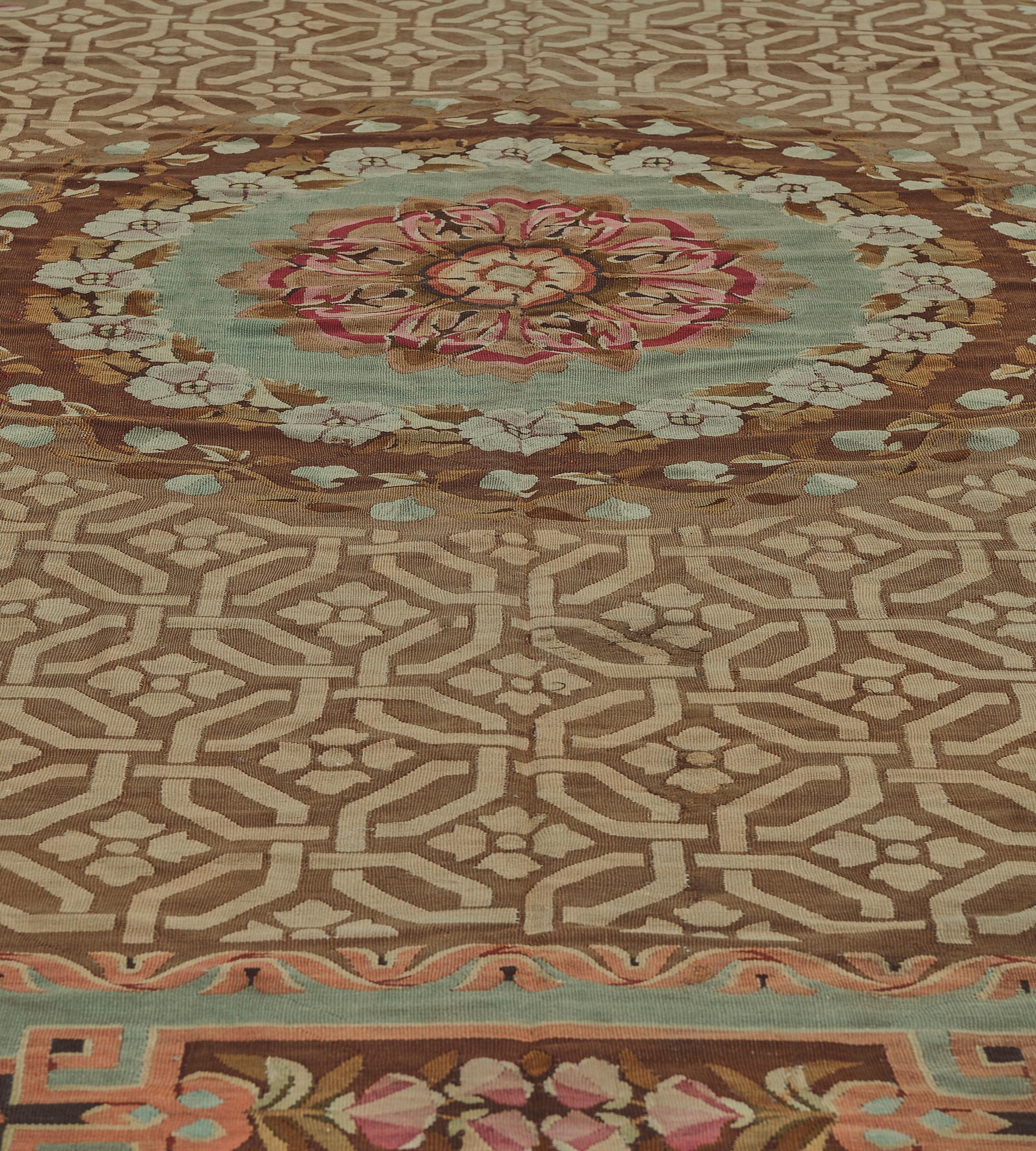 Lana Tappeto Aubusson francese marrone floreale tessuto a mano, circa 1850 in vendita