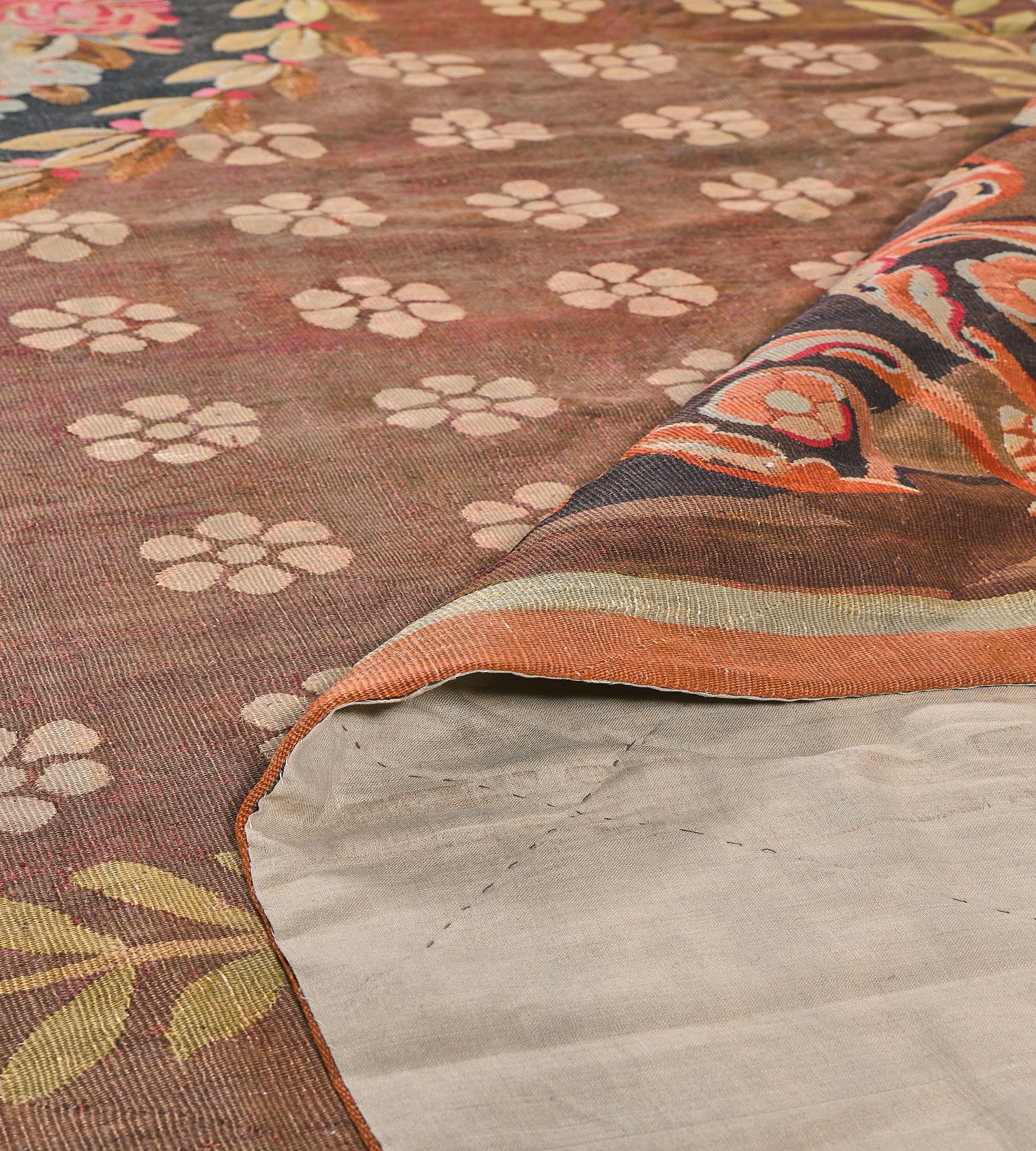 Tappeto Aubusson francese in lana, tessuto a mano, di colore marrone e floreale, risalente a circa il 1800. in vendita 3